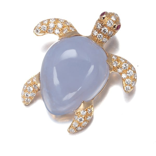 Chalcedony 12.97Ct Ruby 0.03Ct Diamond 0.42Ct Turtle Pendant 18K 750 Rose Gold: Chalcedony 12.97Ct Ruby 0.03Ct Diamond 0.42Ct Turtle Pendant 18K 750 Rose Gold Chalcedony, a beautiful natural stone, is the centerpiece of this stunning 18K rose gold pendant. The 12.97ct chalcedony