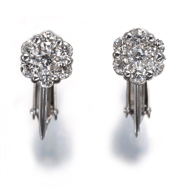 Diamond 0.30Ct/0.30Ct Flower Paved Earrings 18K 750 White Gold: Diamond 0.30Ct/0.30Ct Flower Paved Earrings 18K 750 White Gold 18k white gold flower paved earrings feature two natural diamond stones, totaling 0.30ct, set in a clip-on design. The delicate flower
