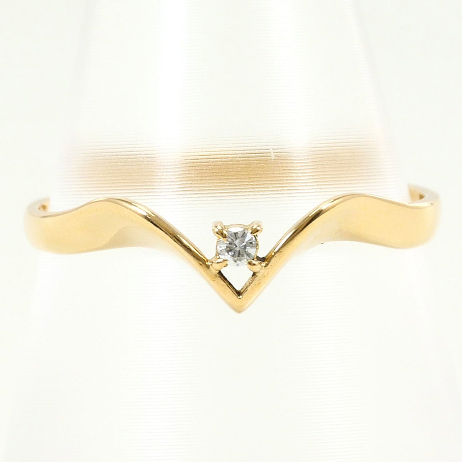 Band Ring Yellow Gold (18K): Band Ring Yellow Gold (18K) Yellow gold band ring in excellent condition, featuring a 0.02ct diamond and measuring 5mm in width. Made from 18K yellow gold, this ring is a simple yet elegant accessory.