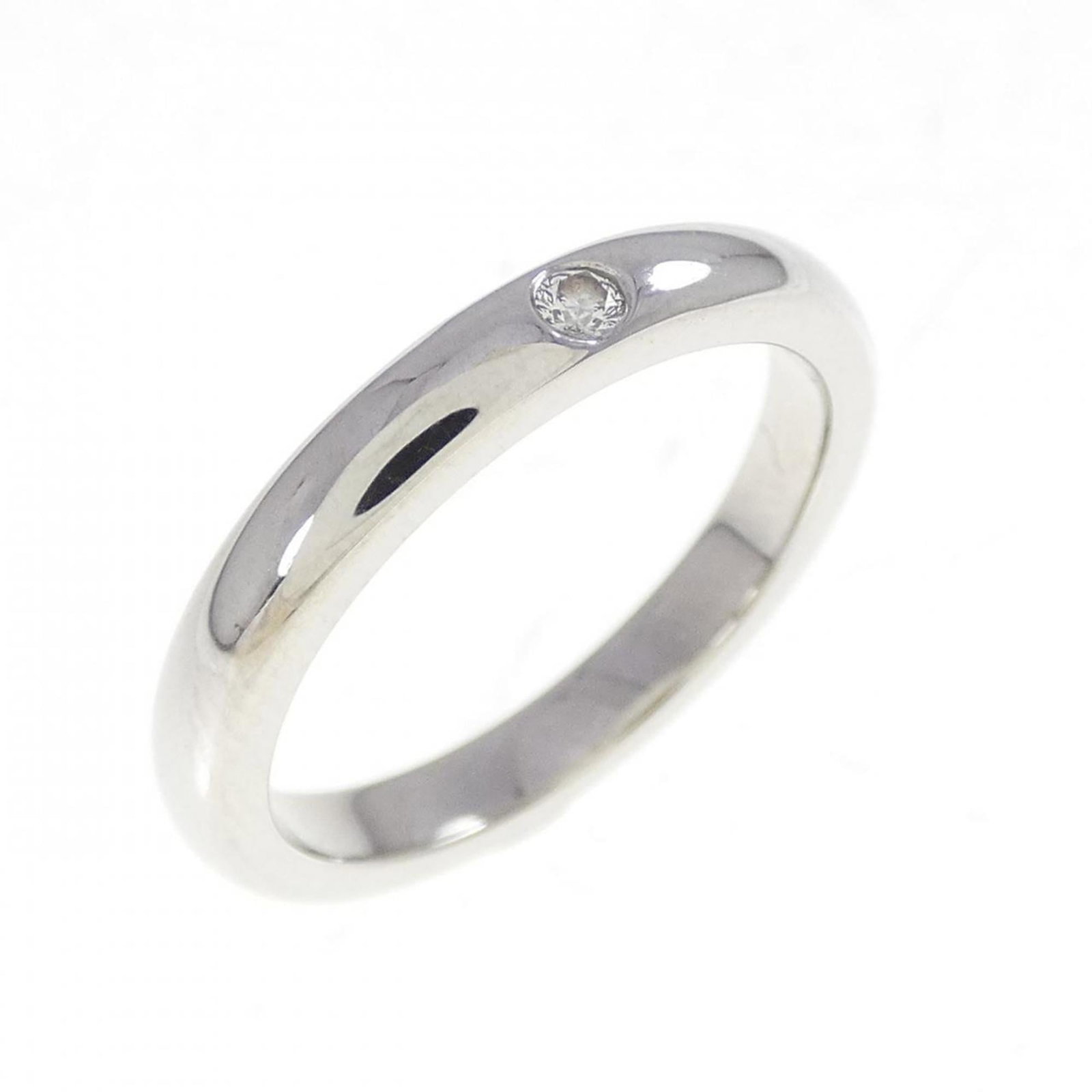 TIFFANY Band Ring Platinum 950: TIFFANY Band Ring Platinum 950 Platinum 950 band ring from Tiffany, featuring a diamond stone, is a elegant and sophisticated accessory for women. Gently used with minor signs of wear, this ring is in