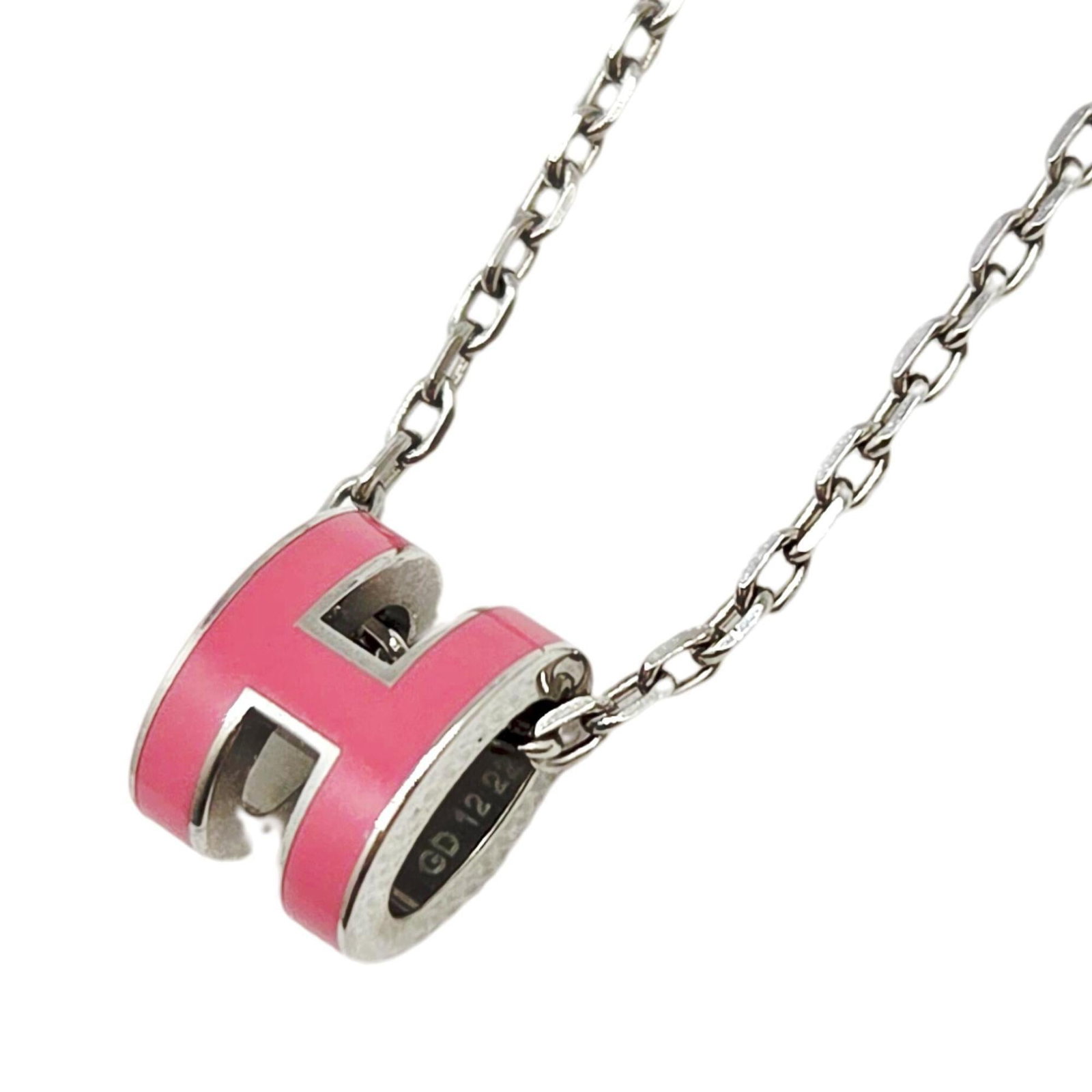 HERMES Metal Pink Silver: HERMES Metal Pink Silver The HERMES Metal Pink Silver necklace boasts a striking pink and silver combination, with a 10mm x 7mm pendant that adds a touch of elegance to any outfit. Gently used with mi