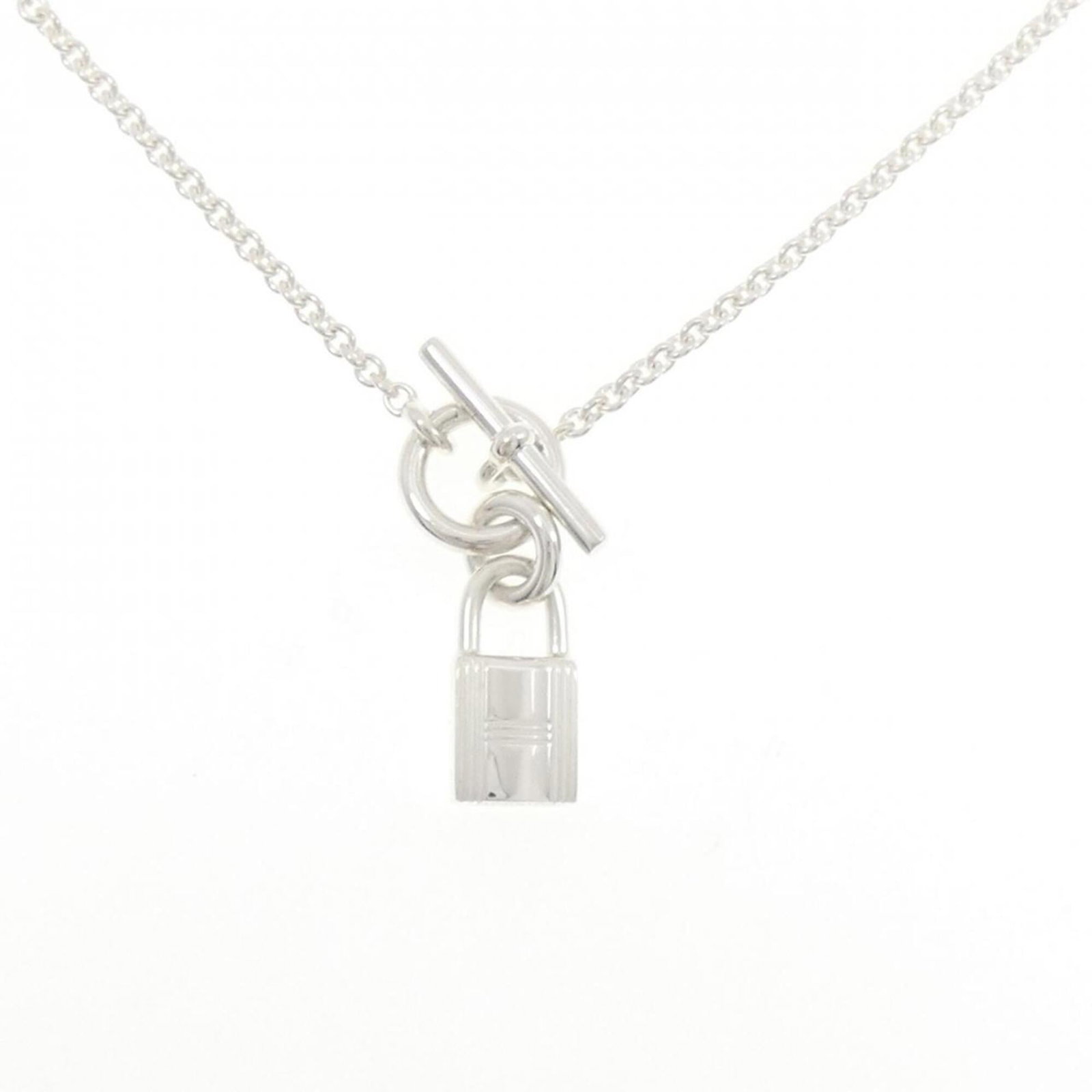 HERMES Silver 925: HERMES Silver 925 Silver 925 necklace from Hermes, featuring a 28mm x 11.1mm pendant, measures 41 cm in circumference, and is made from high-quality silver. This necklace is in like new condition,