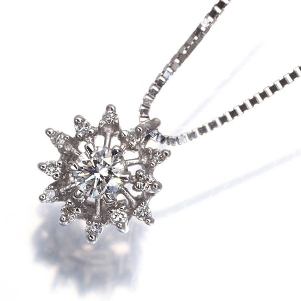 Damiani Necklace Diamond Snowflake 18K 750 White Gold: Damiani Necklace Diamond Snowflake 18K 750 White Gold Damiani's 18K white gold necklace showcases a stunning diamond snowflake pendant, expertly crafted with a natural style that highlights the diamon