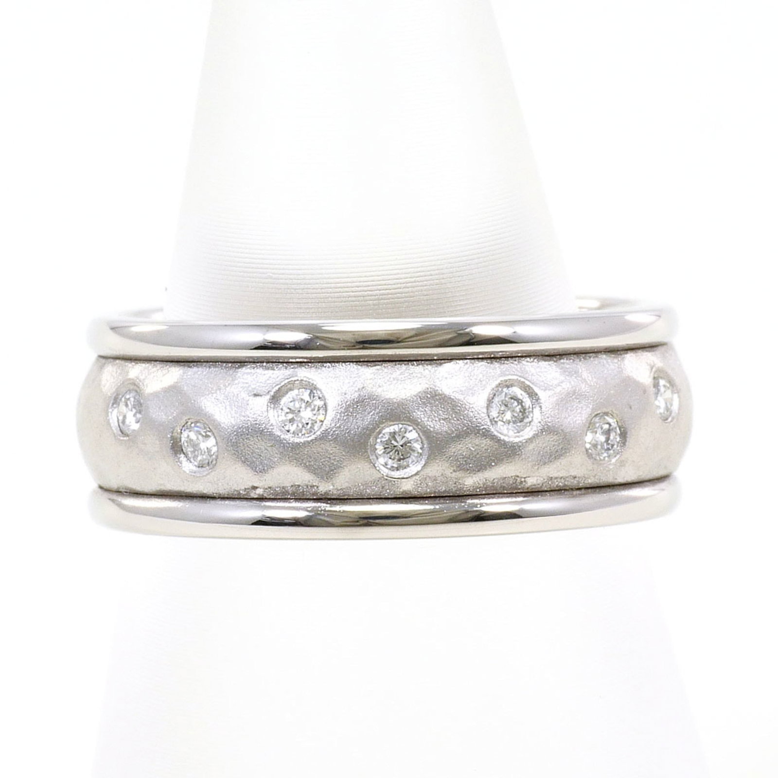 Band Ring White Gold (18K): Band Ring White Gold (18K) The 18K white gold band ring boasts a delicate 0.10ct diamond, set in a slender 6.5mm width band that fits a US size 4.5. With a weight of 7.1g, this ring is a subtle yet el