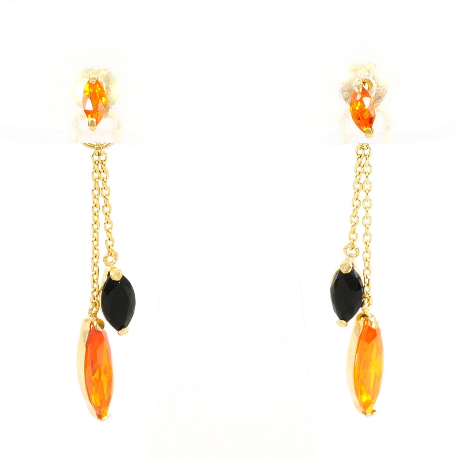 Drop Earrings Yellow Gold (18K): Drop Earrings Yellow Gold (18K) Drop Earrings Yellow Gold (18K) are crafted from 18K yellow gold, a durable and luxurious metal. Each earring features an onyx stone, adding a touch of elegance to its