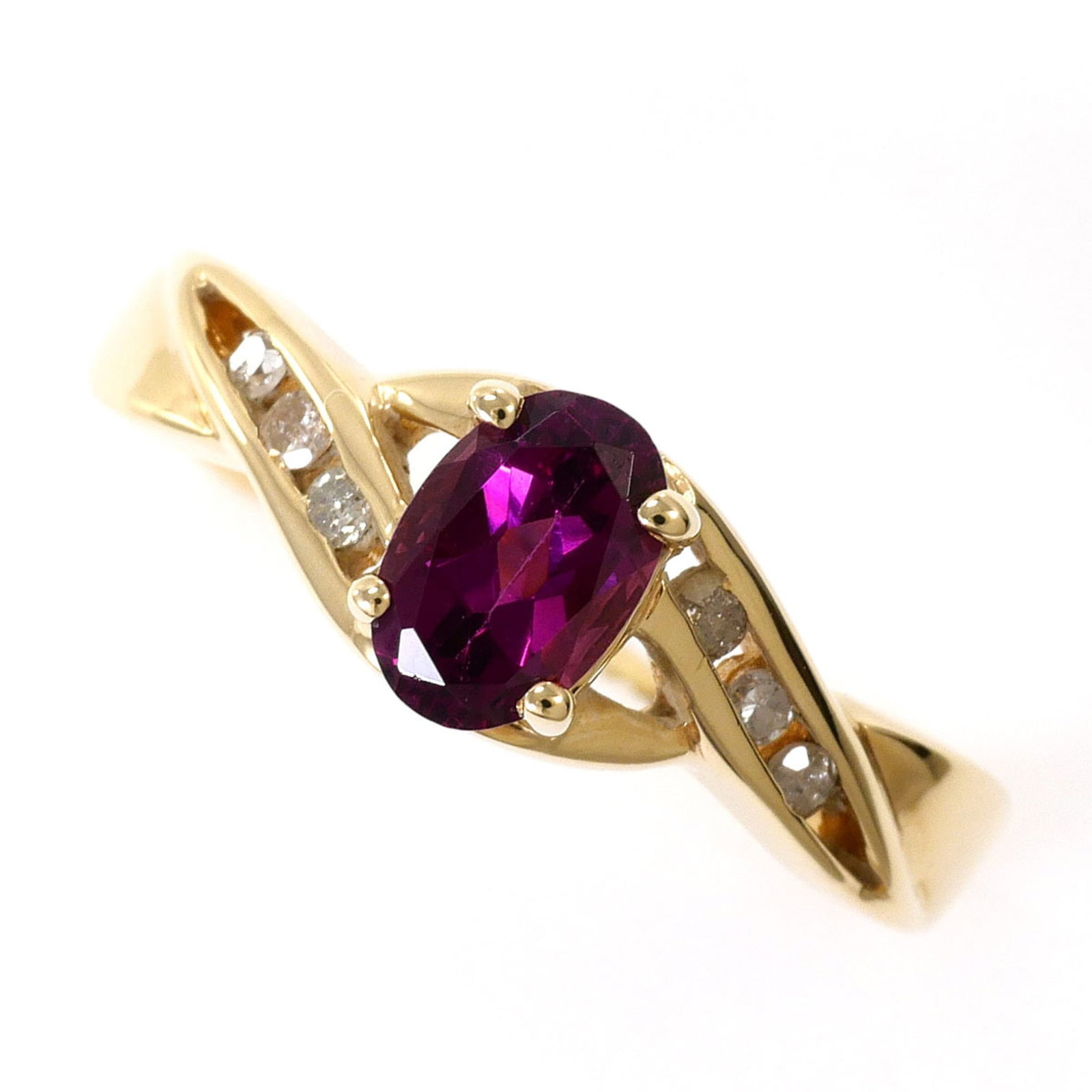Band Ring Yellow Gold (10K): Band Ring Yellow Gold (10K) Yellow gold band ring with a 6mm diamond and garnet stone, crafted from 10K gold for a touch of elegance. This like new used ring boasts excellent condition with only the