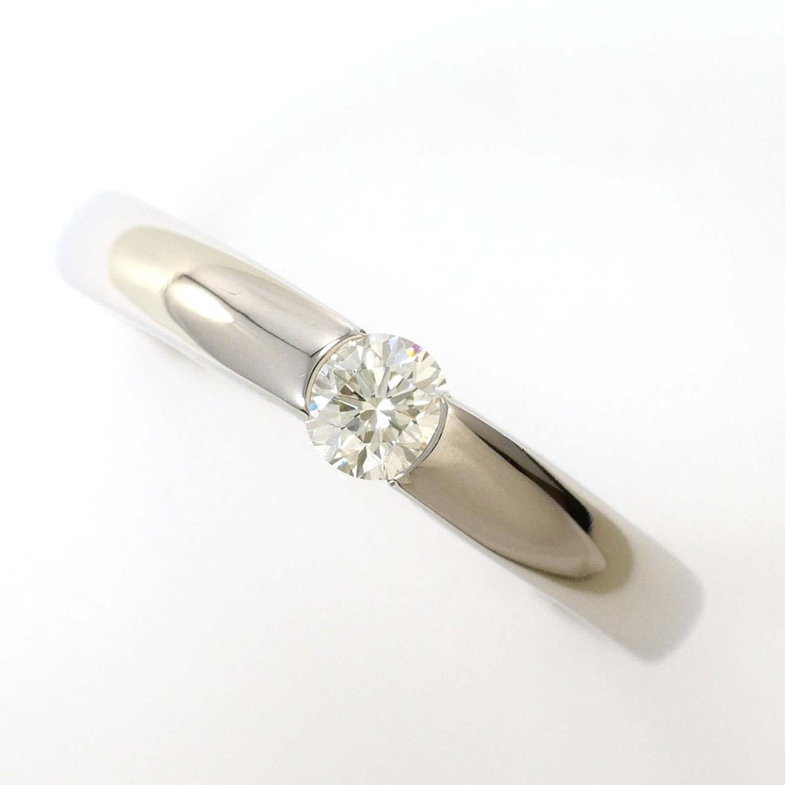 Band Ring Platinum 900: Band Ring Platinum 900 Platinum 900 band ring boasts a sleek 4mm width and 6.5 US size, making it a versatile accessory for everyday wear. This platinum band features a diamond stone and is crafted fr