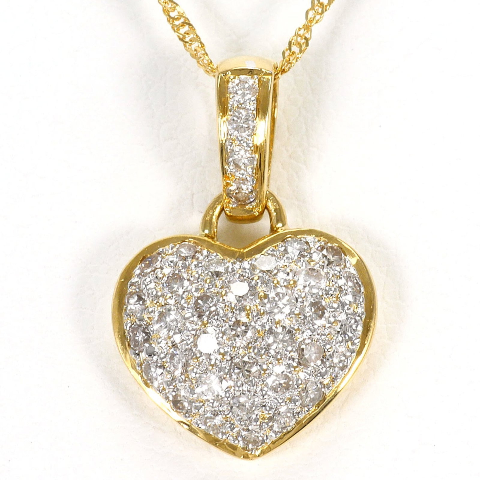 White Gold (18K) Yellow Gold (18K): White Gold (18K) Yellow Gold (18K) White gold and yellow gold come together in a striking 18K combination, set with a 0.44 carat diamond. The necklace features a 40 cm chain and a pendant measuring