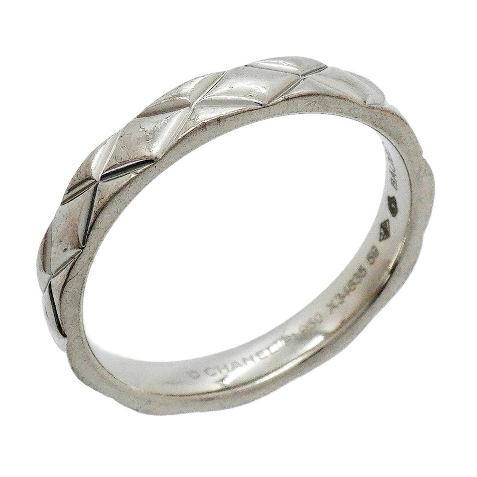 CHANEL Band Ring Platinum 950: CHANEL Band Ring Platinum 950 Platinum 950 band ring from CHANEL, featuring a durable and luxurious design. This used band ring showcases visible wear, including scratches and scuffs, and is in good