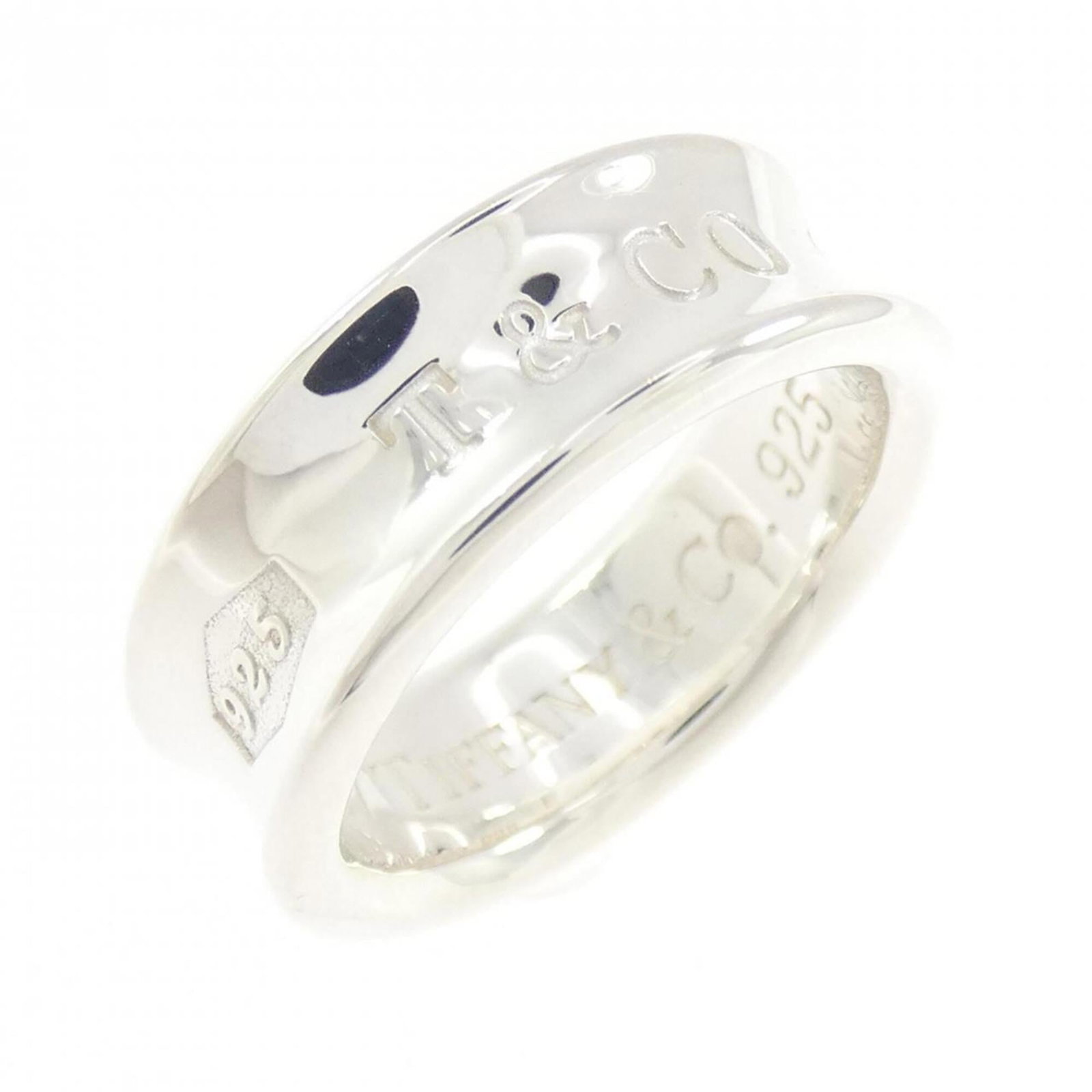 TIFFANY Band Ring Silver 925: TIFFANY Band Ring Silver 925 Silver 925 band ring from Tiffany's 1837 line, featuring a sleek design with a width of 6.8mm and a weight of 6.6g. The ring has been gently used and shows minor signs of 