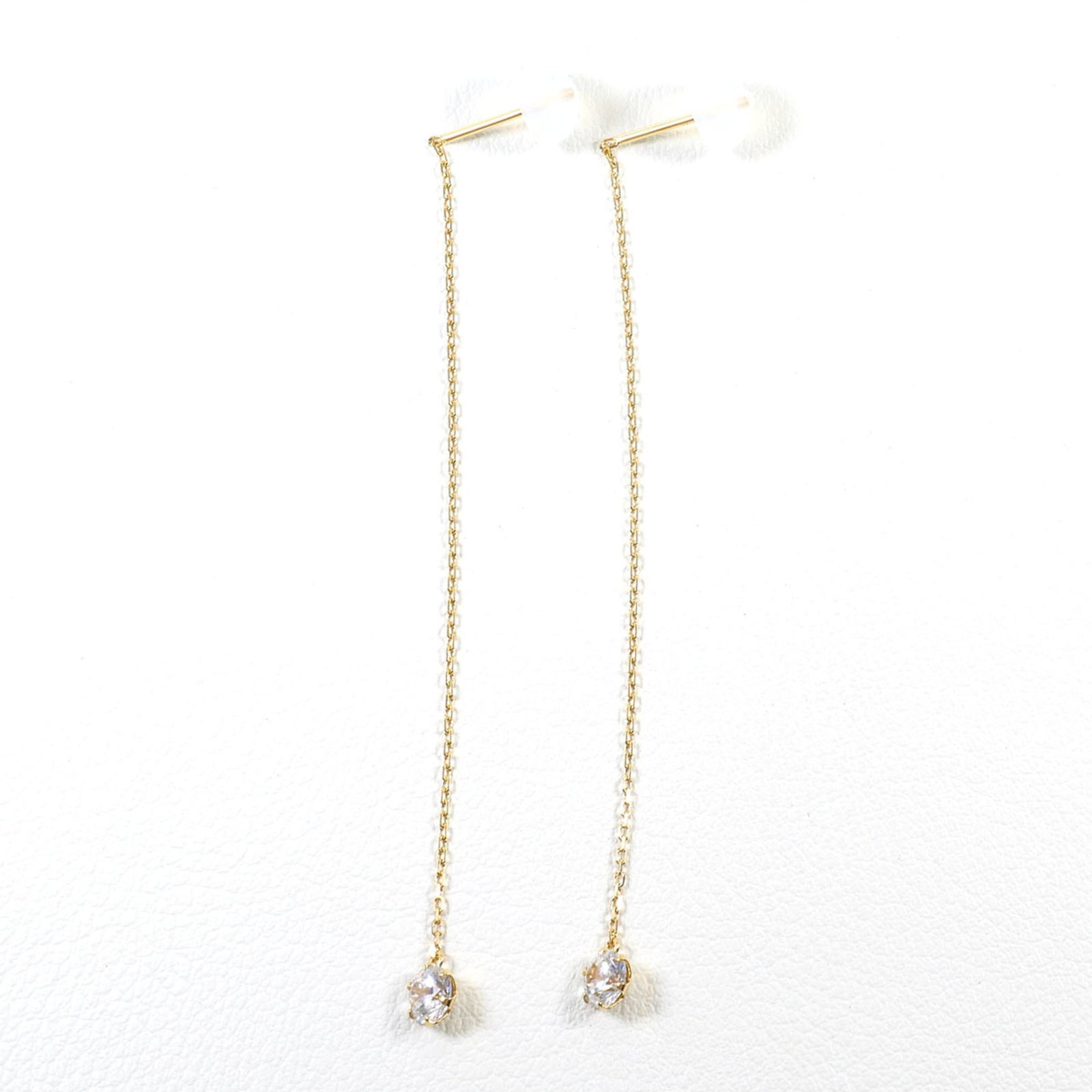Drop Earrings Yellow Gold (18K): Drop Earrings Yellow Gold (18K) Drop earrings in 18K yellow gold, a beautiful and elegant accessory. Made from high-quality yellow gold, these earrings are a stunning addition to any jewelry