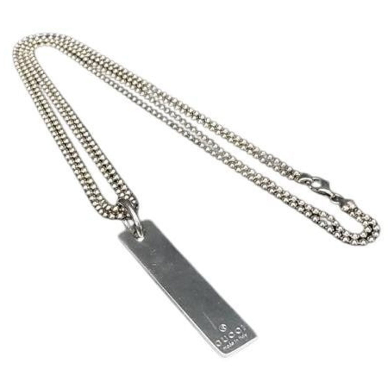 GUCCI Silver 925: GUCCI Silver 925 Silver 925 pendant from Gucci, featuring a sleek design with a 42mm x 10mm size, available in a silver finish. This necklace is made from high-quality silver and bears a signature, ad