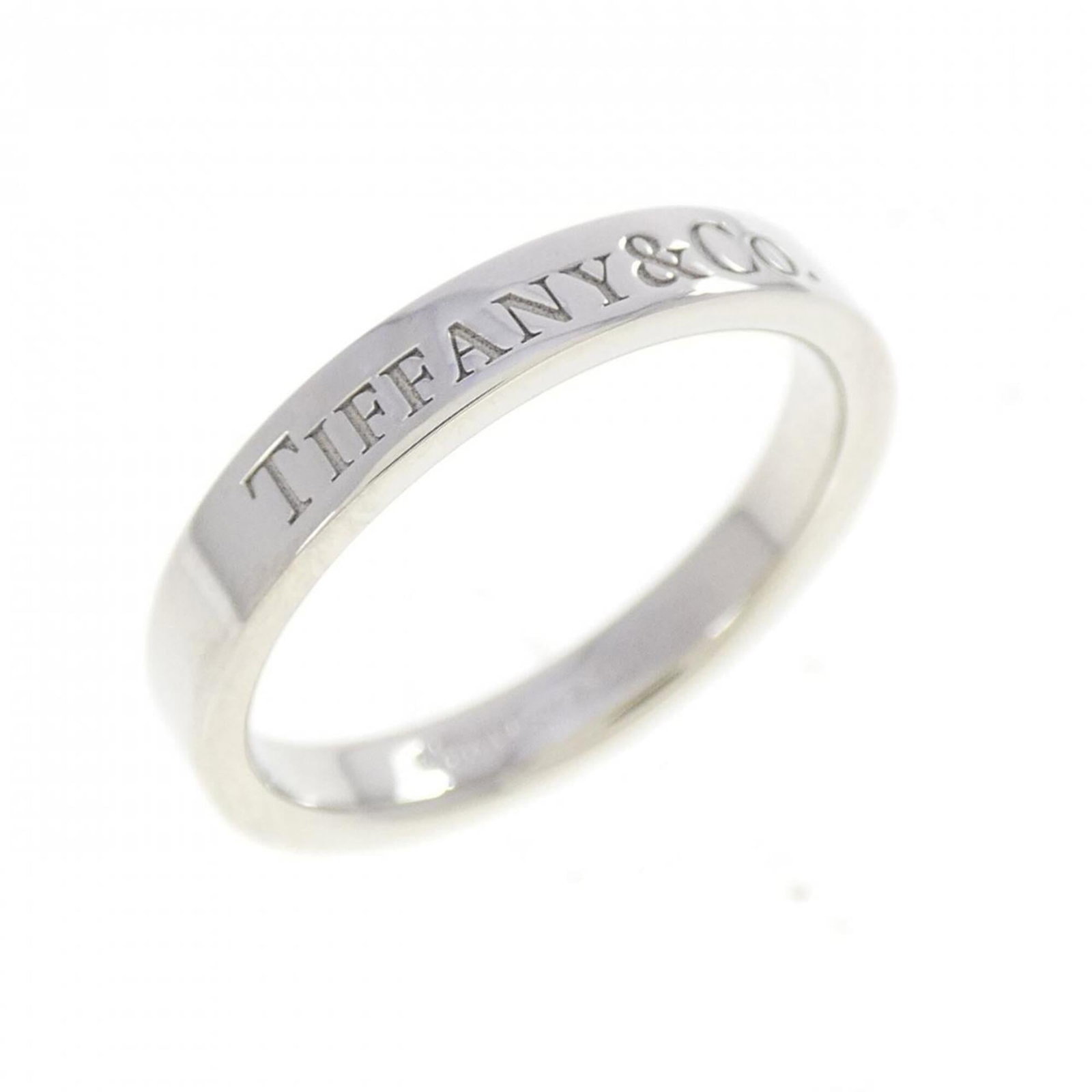 TIFFANY Platinum 950: TIFFANY Platinum 950 Tiffany Platinum 950 is a silver item with a 950 platinum composition, bearing a signature. It is a women's size 5, made from high-quality platinum, and features a silver color.