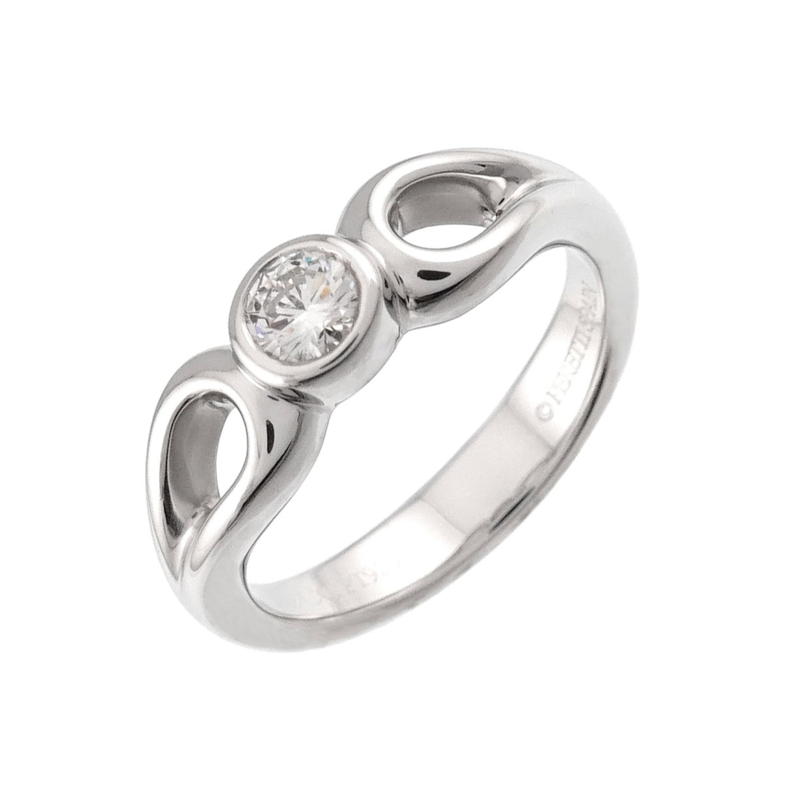 TIFFANY Band Ring Platinum 950: TIFFANY Band Ring Platinum 950 Platinum 950 Tiffany Band Ring in Excellent Condition. This like new used band ring boasts a premium platinum construction, featuring a sleek and modern design. With its