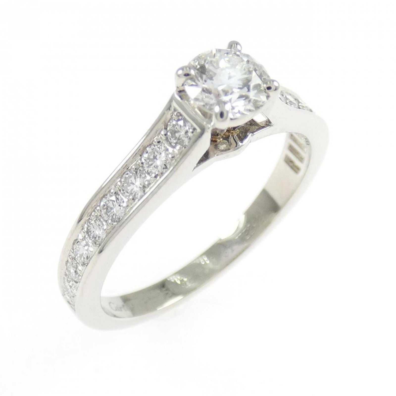 CARTIER Platinum 950: CARTIER Platinum 950 Cartier Platinum 950, a stunning silver piece, boasts a sleek design crafted from high-quality platinum 950. With minor signs of wear, this gently used item retains its overall