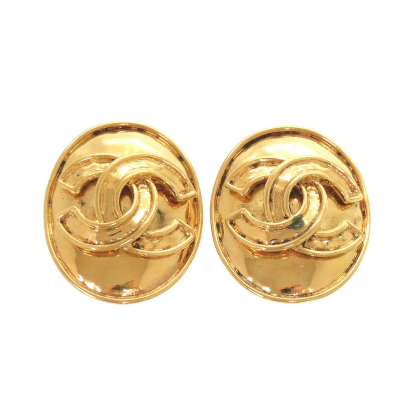 CHANEL Clip Earrings Metal: CHANEL Clip Earrings Metal Gold Clip Earrings from Chanel, France, featuring a metal design with a vintage flair. Gently used with minor signs of wear, these earrings showcase a subtle elegance.