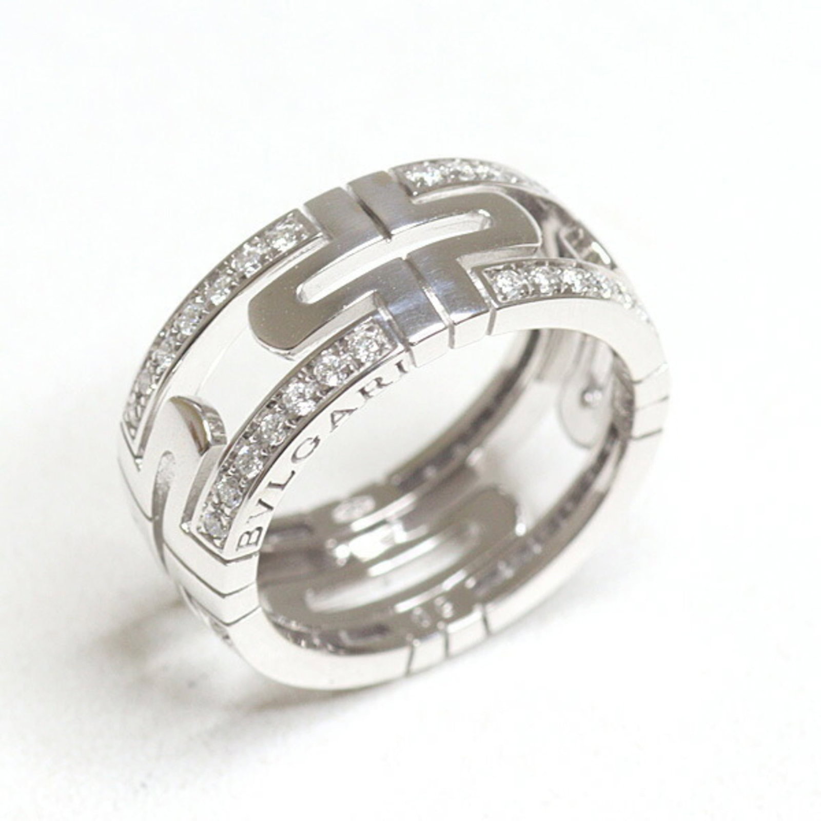 BVLGARI Band Ring White Gold (18K): BVLGARI Band Ring White Gold (18K) BVLGARI Band Ring White Gold (18K) is a gently used, 18K white gold band ring from the renowned Italian luxury brand. This very good condition piece features a
