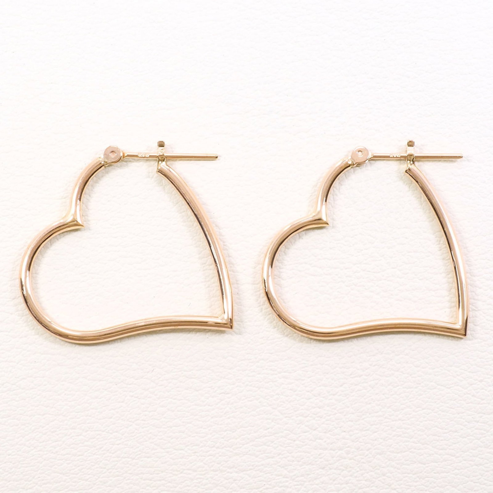 Hoop Earrings Pink Gold (10K): Hoop Earrings Pink Gold (10K) Pink gold 10K hoop earrings with a delicate, feminine touch. Made from high-quality pink gold, these earrings weigh 1g and feature a subtle pink hue. In excellent