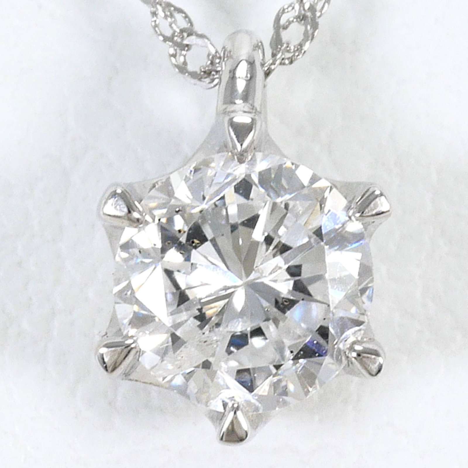 White Gold (18K): White Gold (18K) White gold (18K) necklace in excellent condition, featuring a 7mm x 5mm pendant suspended from a 45 cm chain. Made from 18K white gold, this necklace boasts a sleek and sophisticated