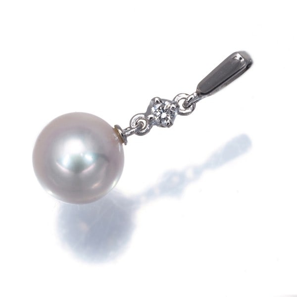 Mikimoto Pendant Akoya Pearl 7.6Mm Solitaire 18K 750 White Gold: Mikimoto Pendant Akoya Pearl 7.6Mm Solitaire 18K 750 White Gold The Mikimoto Pendant features a stunning 7.6mm Akoya pearl set in 18K white gold, creating a sophisticated and elegant design. This