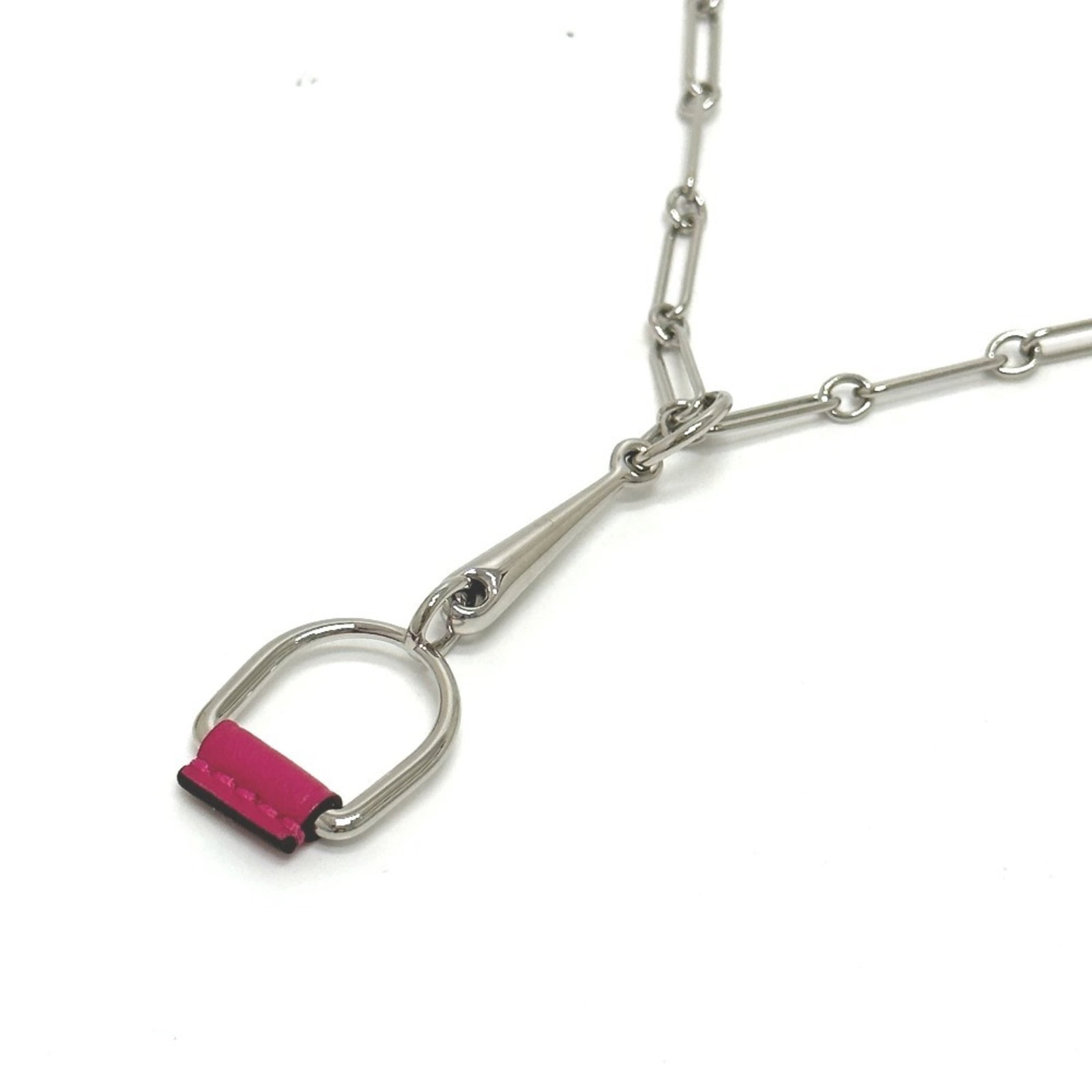 HERMES Swift Leather: HERMES Swift Leather The Hermes Swift Leather necklace features a sleek silver pendant made from high-quality swift leather, measuring 50mm x 18mm. Gently used with minor signs of wear, this necklace
