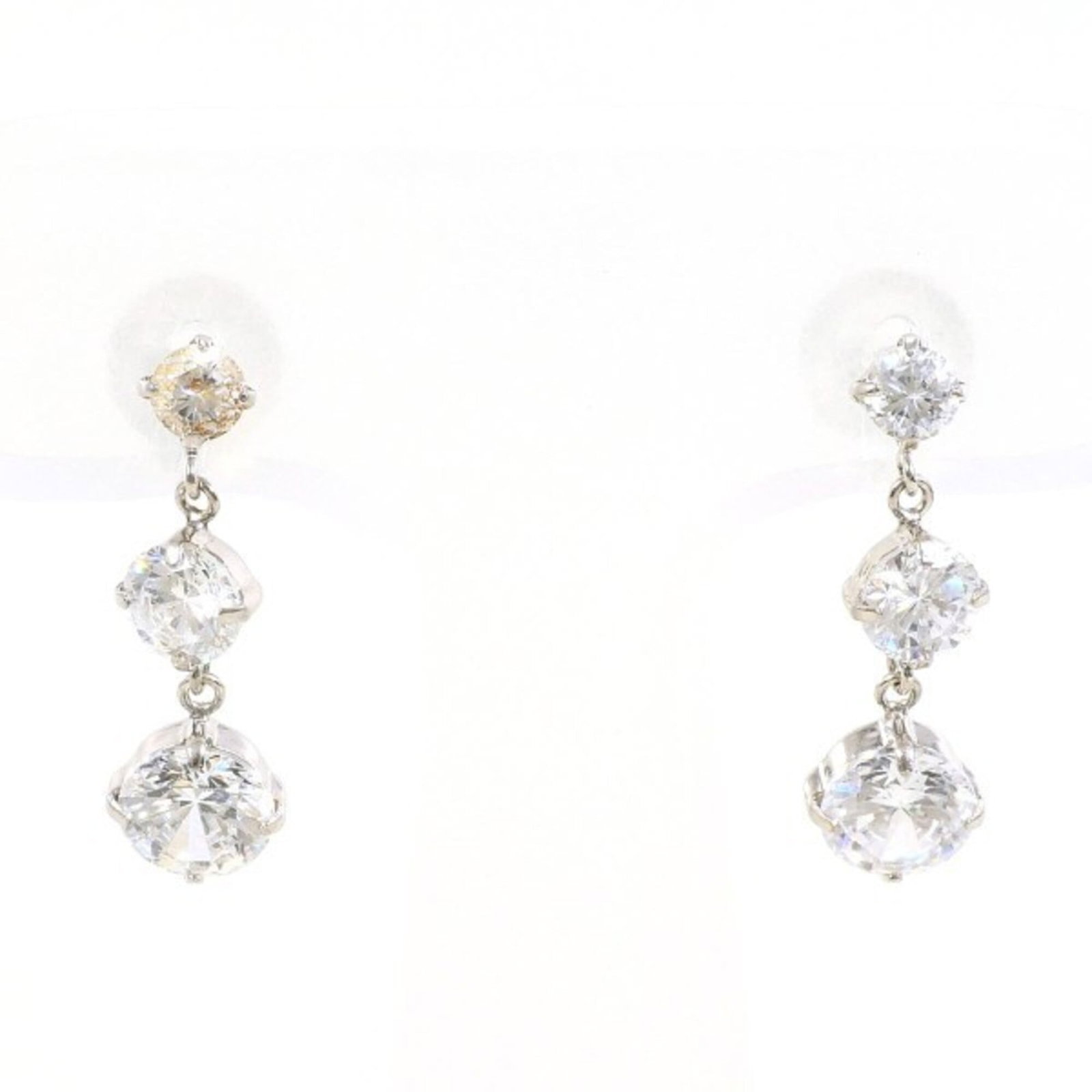 Stud Earrings White Gold (14K): Stud Earrings White Gold (14K) Stud earrings made from 14K white gold, featuring a subtle shine and a touch of elegance. These earrings are crafted from high-quality white gold and adorned with cubic
