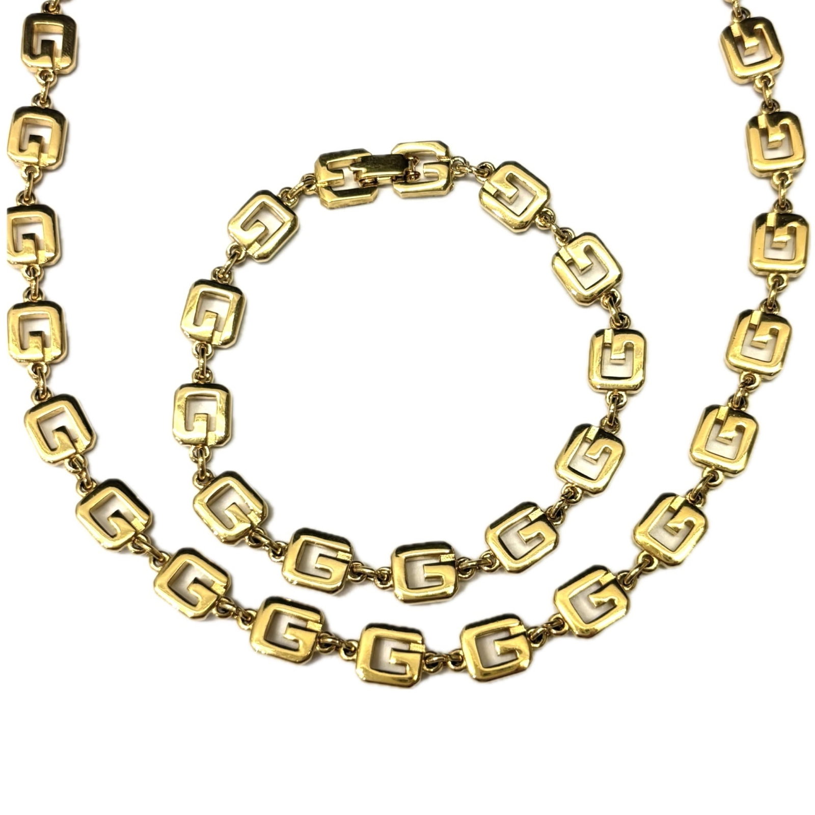 GIVENCHY Charm Bracelet Gold Plating: GIVENCHY Charm Bracelet Gold Plating Gold plating gives this Givenchy charm bracelet a touch of luxury, while visible wear and scratches add a touch of authenticity. The 40cm length provides a