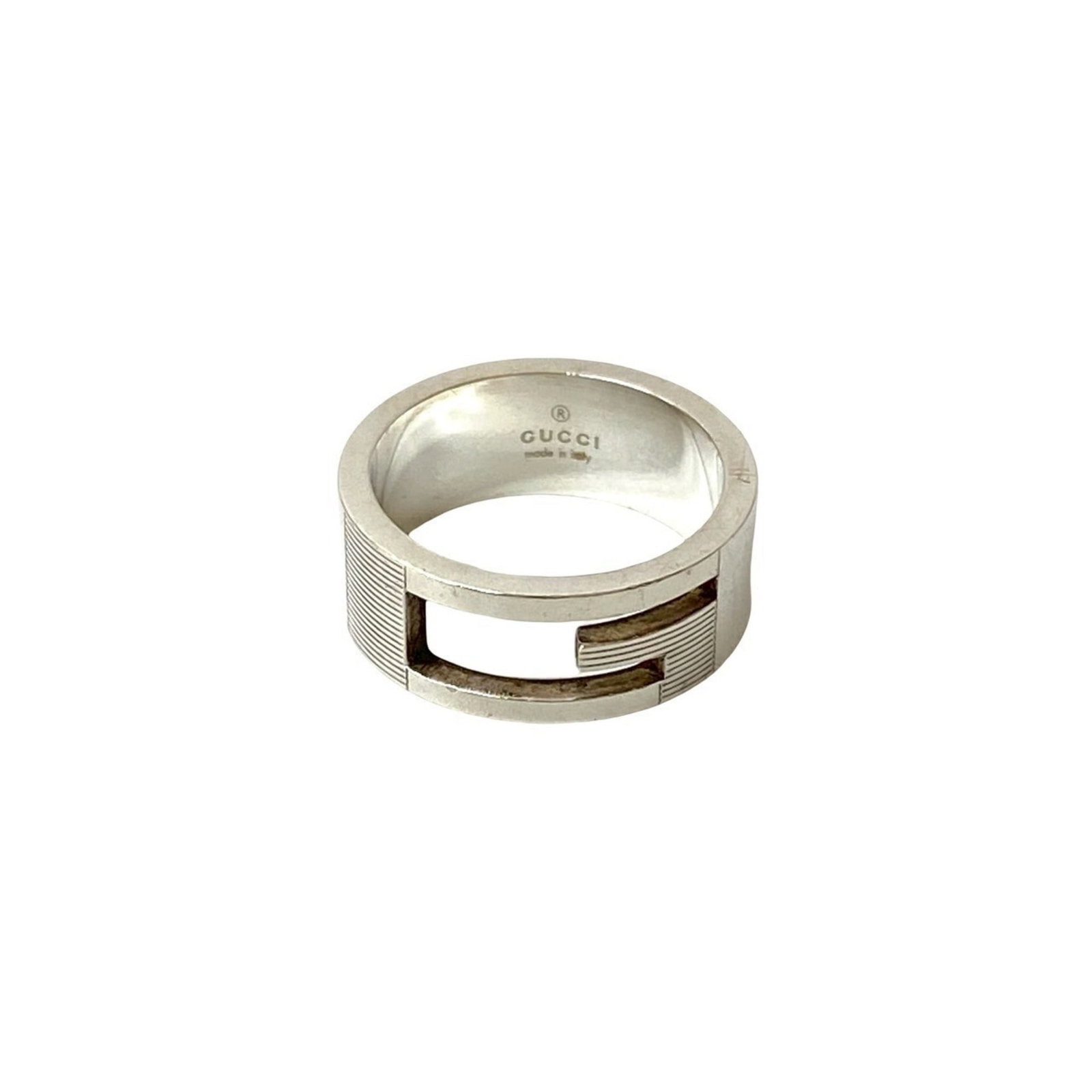 GUCCI Band Ring Silver 925: GUCCI Band Ring Silver 925 Silver 925 band ring from Gucci, a stylish accessory with visible scratches and scuffs, bearing a signature. Made from high-quality silver, this ring is a subtle yet elegant