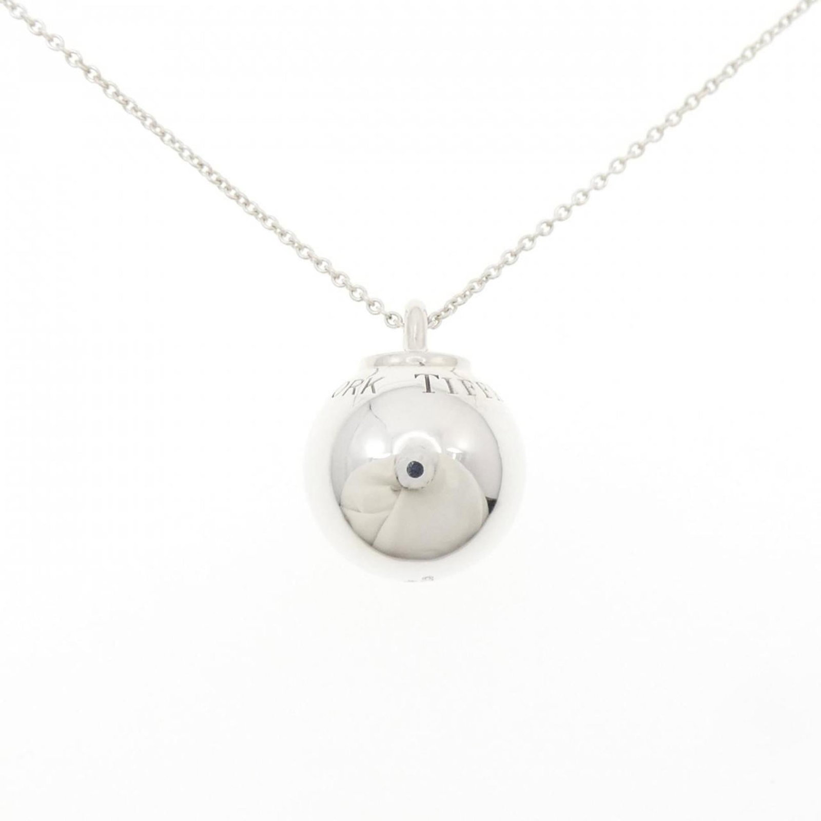 TIFFANY Silver 925: TIFFANY Silver 925 Tiffany Silver 925 Necklace is a beautiful ball chain necklace featuring a silver pendant. Made from high-quality silver 925, this necklace boasts a sleek and modern design. With a 