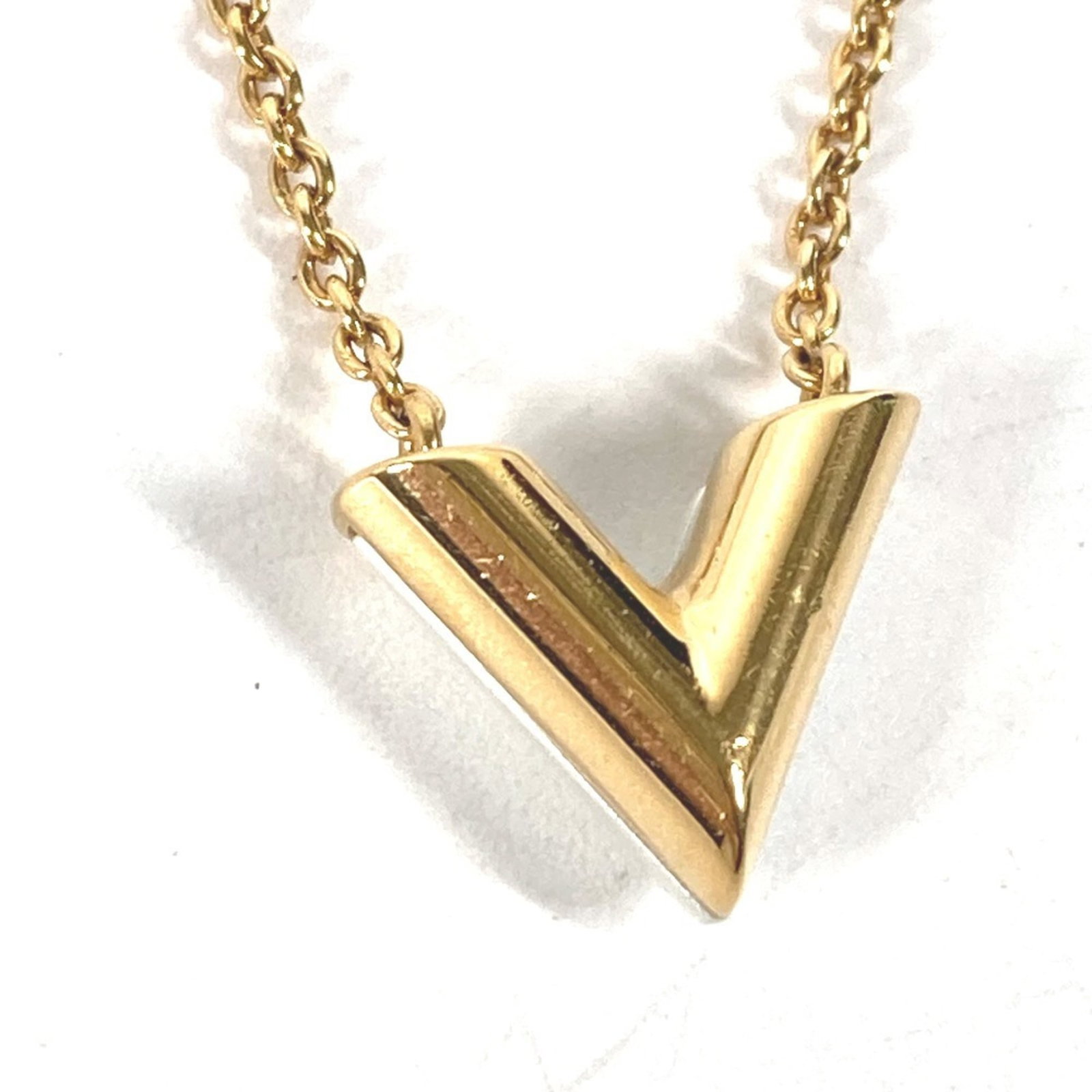LOUIS VUITTON Metal: LOUIS VUITTON Metal Gold Louis Vuitton Metal Necklace with 45.5 cm Circumference. This necklace features a metal design with a gold finish, bearing a signature. It comes in a dust bag and is in like n