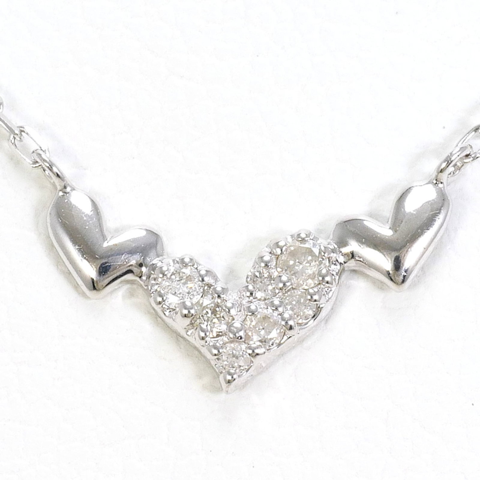 White Gold (10K): White Gold (10K) White gold (10K) necklace with a 0.9g diamond pendant, measuring 3mm x 9mm, set in a 41 cm circumference pendant. This necklace boasts a classic design with a subtle shine, perfect