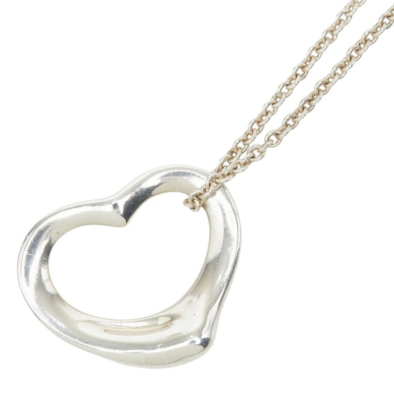 TIFFANY Silver 925: TIFFANY Silver 925 Tiffany Silver 925 Necklace - A Timeless Piece with Character. This 41cm necklace features a 18.6mm x 22.2mm pendant made from sterling silver 925, bearing visible scratches and