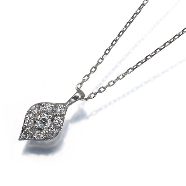 Vendome Necklace Diamond 950 850 Platinum: Vendome Necklace Diamond 950 850 Platinum 950 platinum pendant features a natural diamond, weighing 1.5g, suspended from a 36-40cm necklace. The diamond's carat weight is unmarked, adding to its