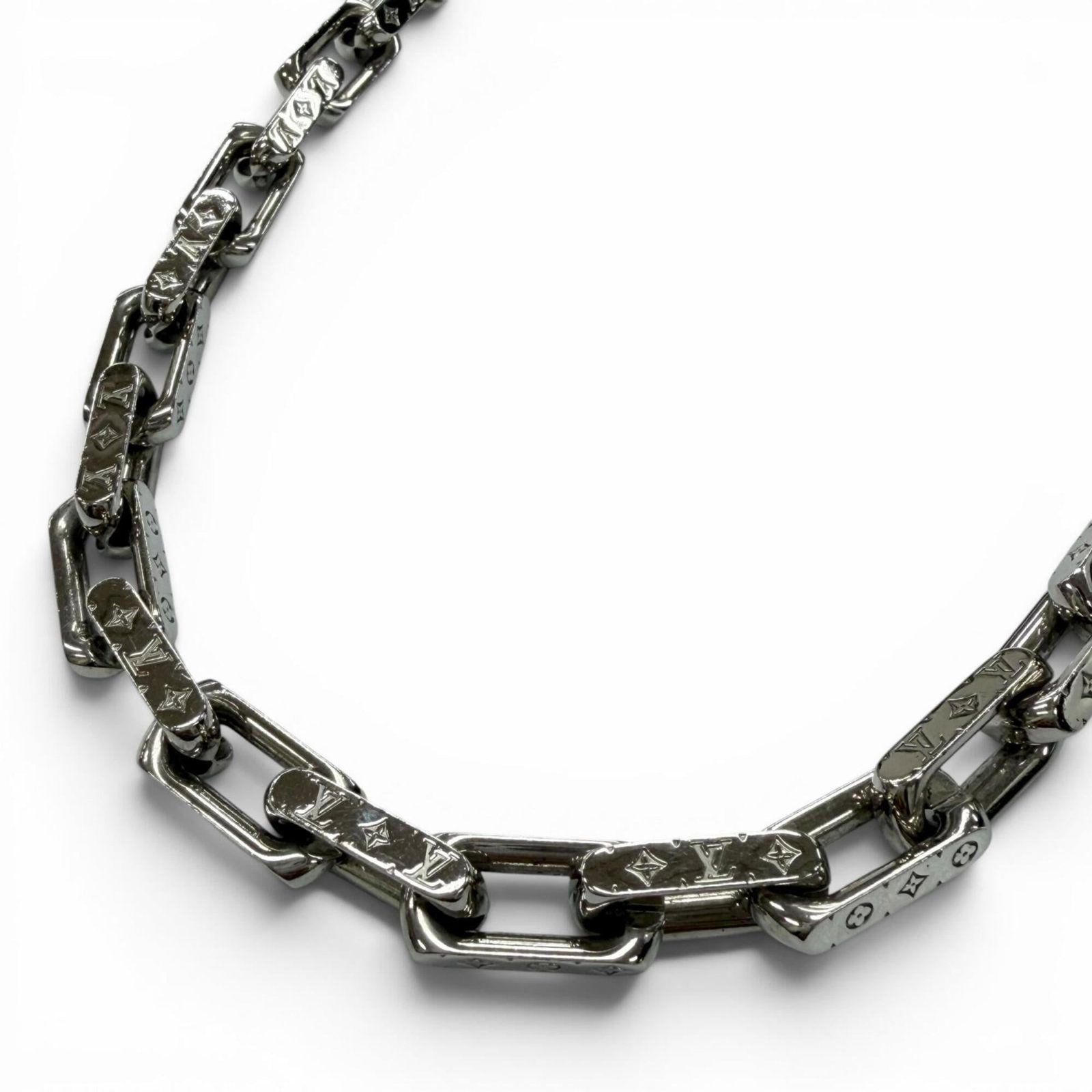 LOUIS VUITTON Silver: LOUIS VUITTON Silver Silver necklace from Louis Vuitton, made in Italy, with a 54 cm circumference. The necklace bears a signature, and its condition is described as Very Good, with minor signs of wea