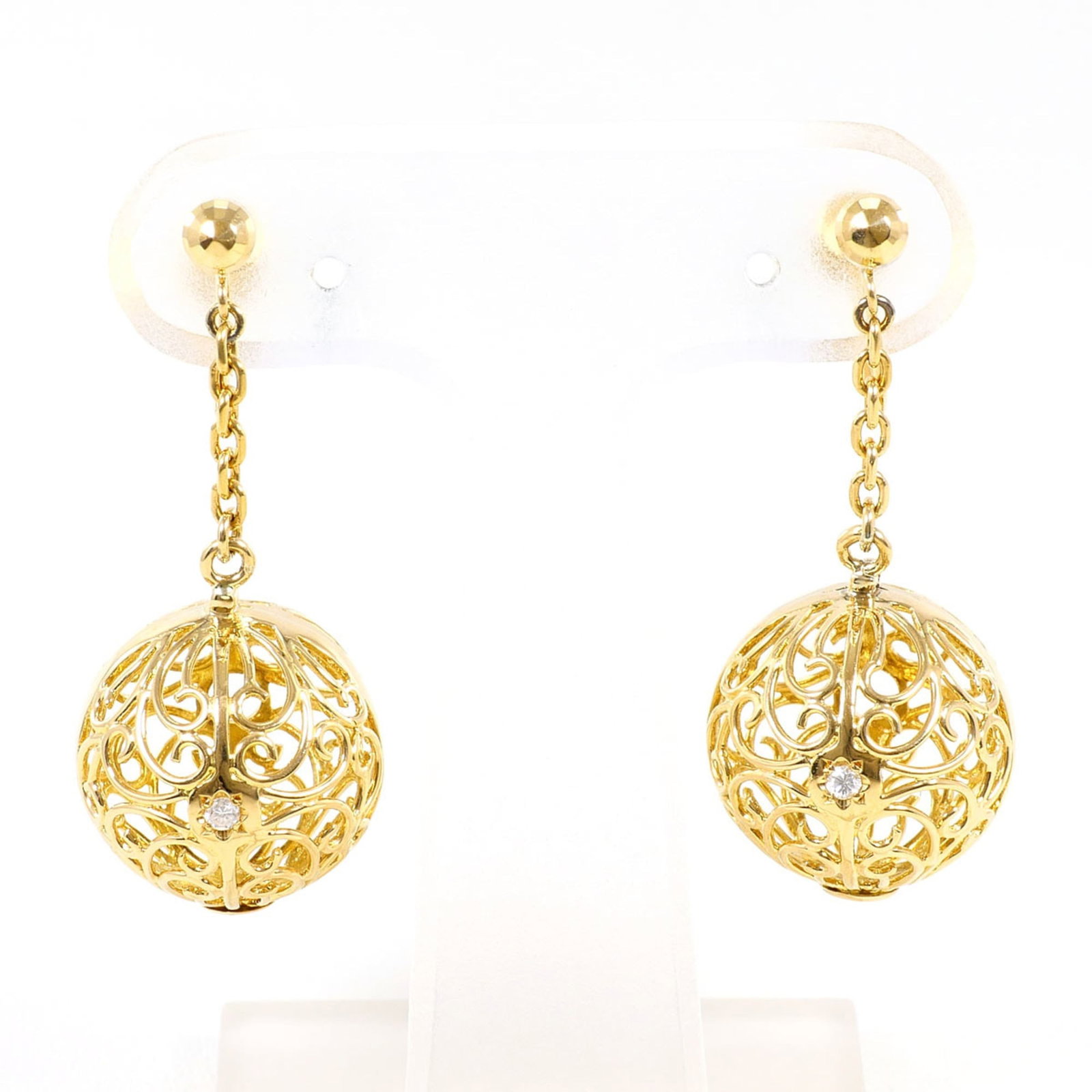 Clip Earrings Yellow Gold (18K): Clip Earrings Yellow Gold (18K) Yellow gold clip earrings with a 0.023 carat diamond feature a beautiful 18K gold construction, showcasing a delicate and elegant design. The earrings are in like new