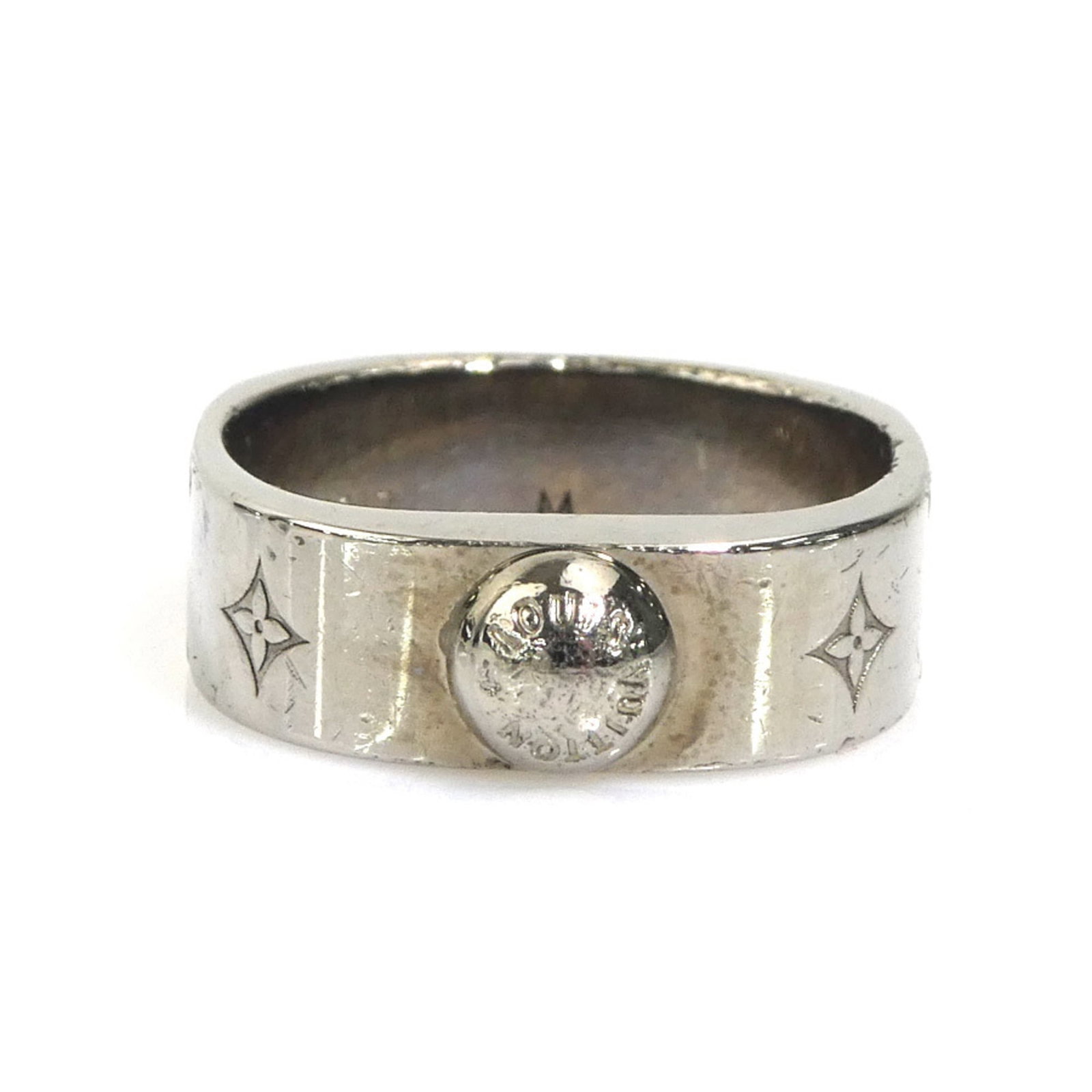 LOUIS VUITTON Band Ring Metal: LOUIS VUITTON Band Ring Metal Silver Louis Vuitton Band Ring Metal, made in Italy, features a metal band ring with visible scratches and scuffs, but remains fully functional in good condition. This cl