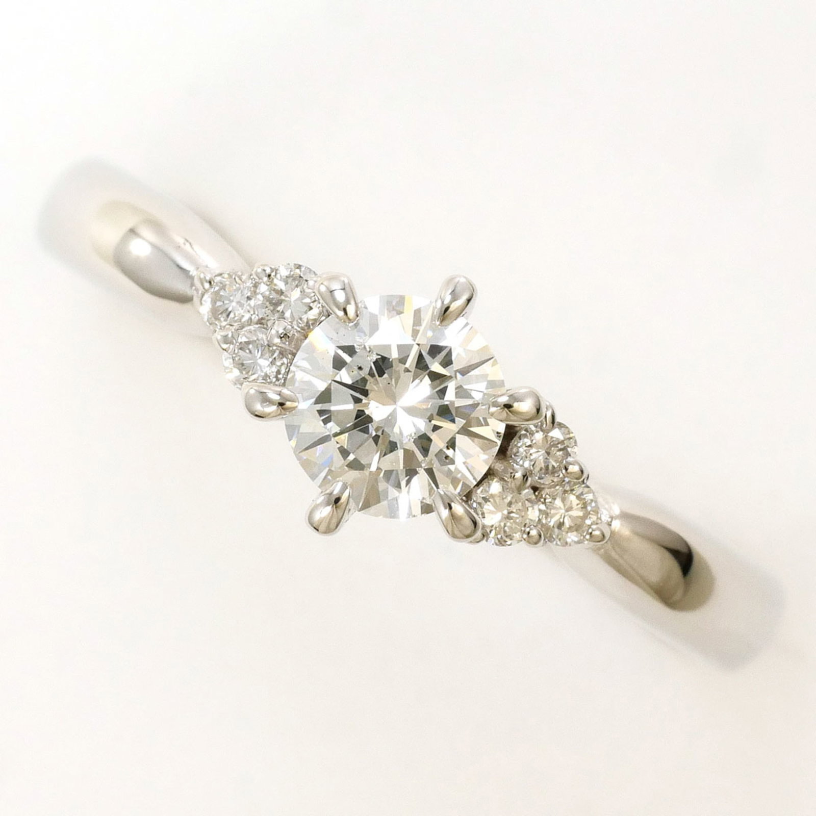 Band Ring Platinum 900: Band Ring Platinum 900 Platinum 900 band ring with a diamond stone, this women's ring features a 6mm wide band made from high-quality platinum. Weighing just 4g, it's a delicate yet substantial