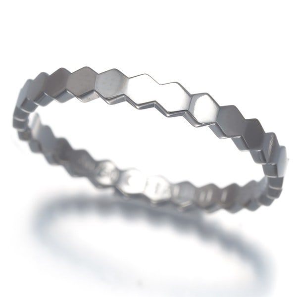 Chaumet Ring Bee De Chaumet Bee My Love Eu52 18K 750 White Gold: Chaumet Ring Bee De Chaumet Bee My Love Eu52 18K 750 White Gold 18k white gold band with a signature, 2.4mm wide ring featuring a band base metal design, weighing 1.9g, in EU size 52. Item Specifics: