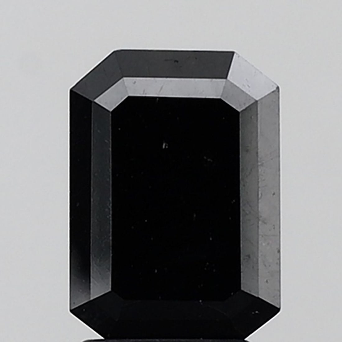Emerald 2.59ct Black VVS2 - Loose Natural Diamond: Emerald 2.59ct Black VVS2 - Loose Natural Diamond The 2.59ct emerald-cut black diamond boasts exceptional clarity, with a VVS2 grade indicating minimal inclusions. Its EX polish and symmetry showcase 
