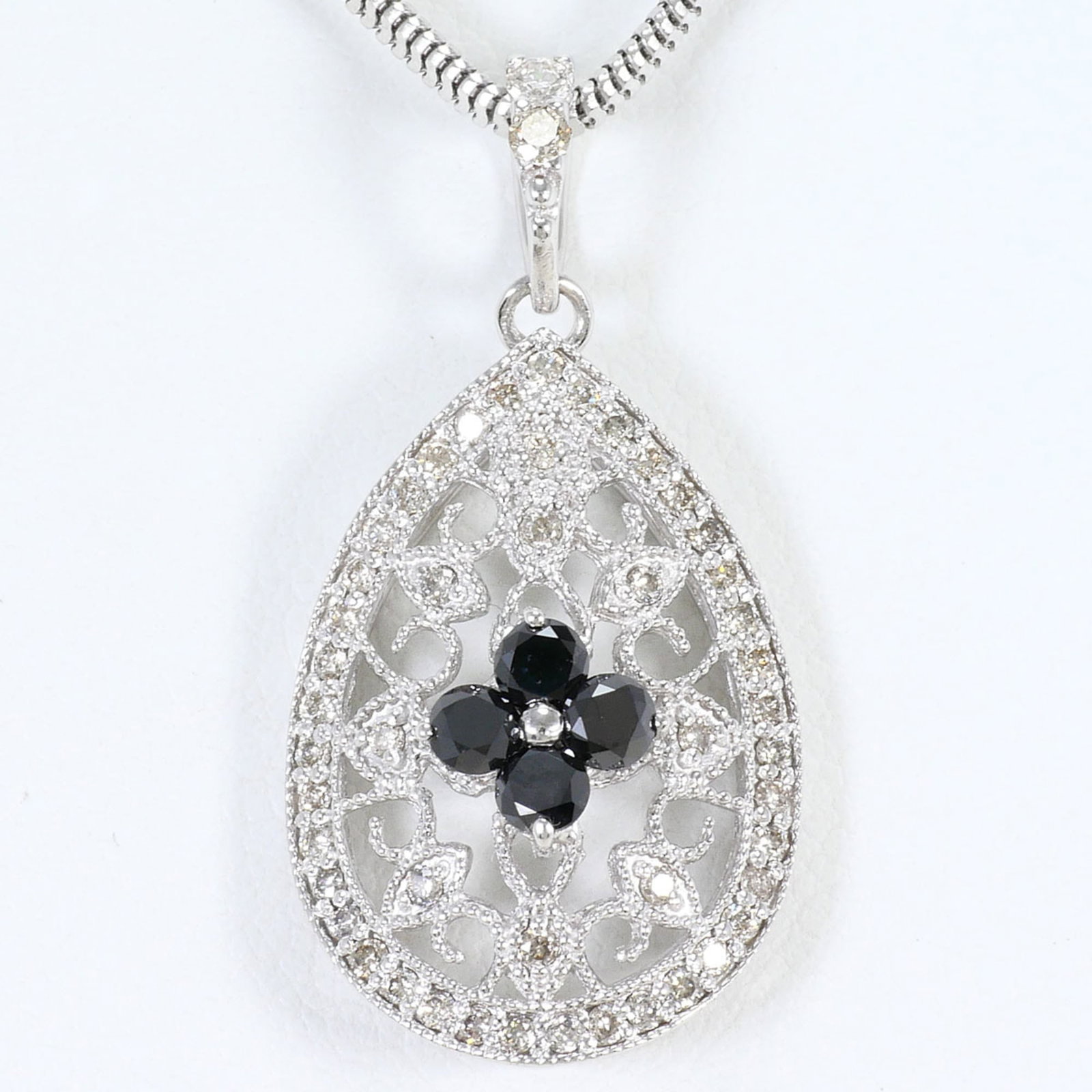 White Gold (18K): White Gold (18K) White gold (18K) necklace with a 27mm x 14mm diamond pendant, set in a sturdy 45cm chain. This 18K white gold necklace boasts a sleek design and a durable construction. Its diamond pe