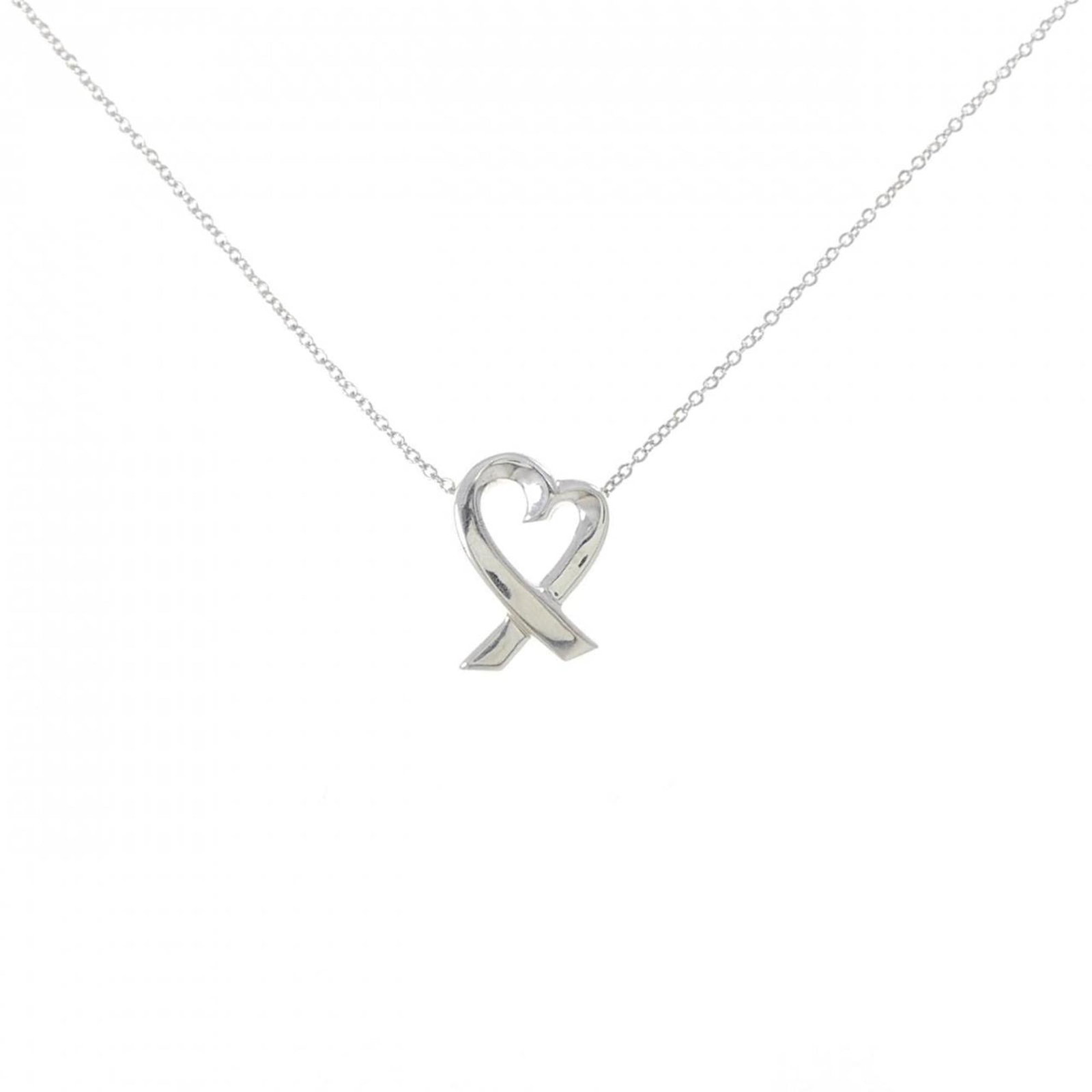TIFFANY Silver 925: TIFFANY Silver 925 Tiffany's iconic silver necklace features a beautiful 925 sterling silver pendant, carefully crafted with a 15.7mm x 11.1mm design. This gently used necklace boasts a 42 cm /