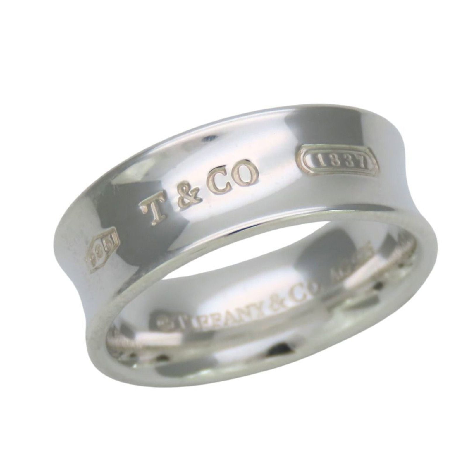 TIFFANY Band Ring Silver 925: TIFFANY Band Ring Silver 925 Silver 925 band ring from Tiffany, a classic women's accessory. This gently used ring features minor signs of wear, including small scratches or light marks, but remains