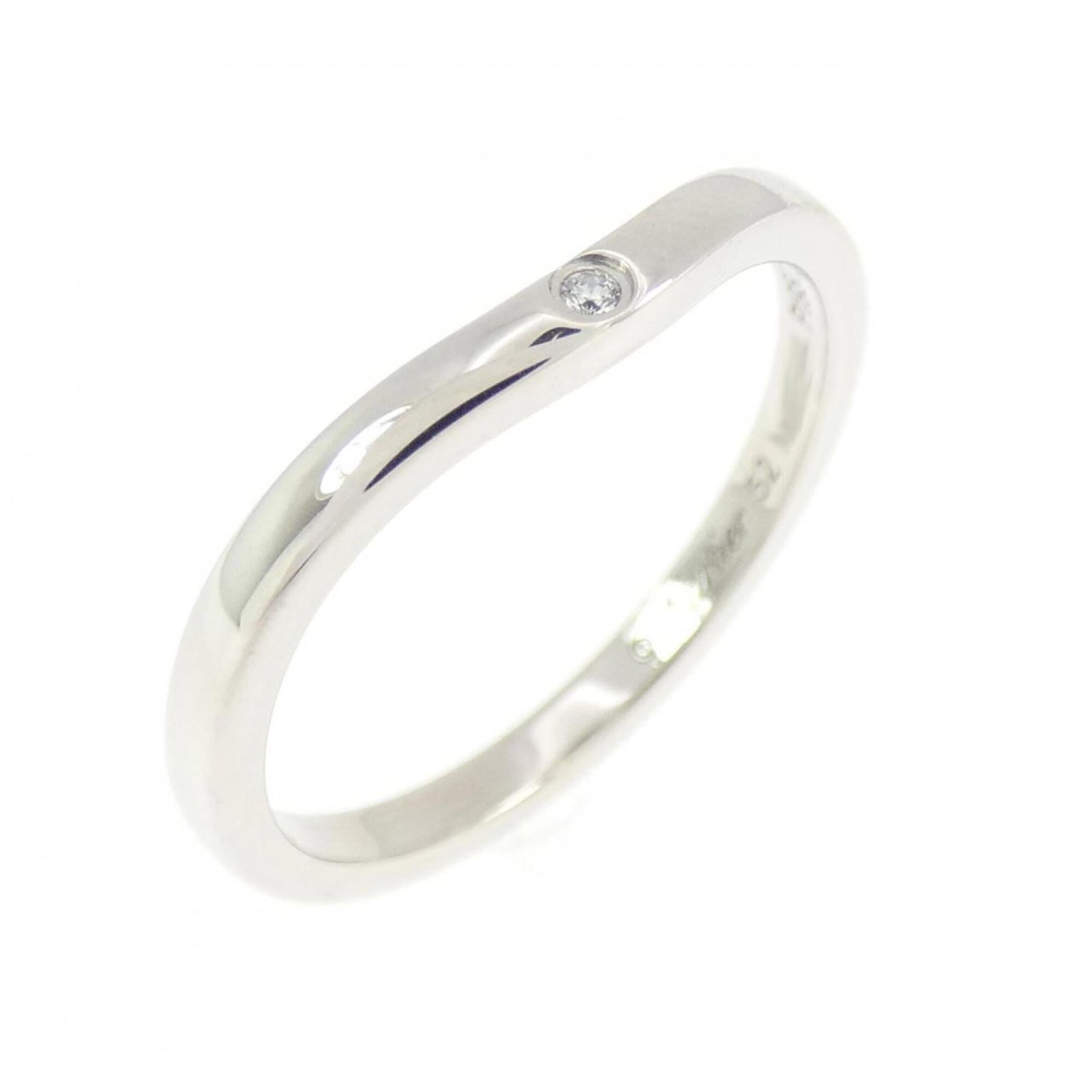 CARTIER Band Ring Platinum 950: CARTIER Band Ring Platinum 950 Platinum 950 Cartier band ring, featuring a diamond stone, is a stylish and elegant accessory. Gently used with minor signs of wear, this ring is in very good condition,