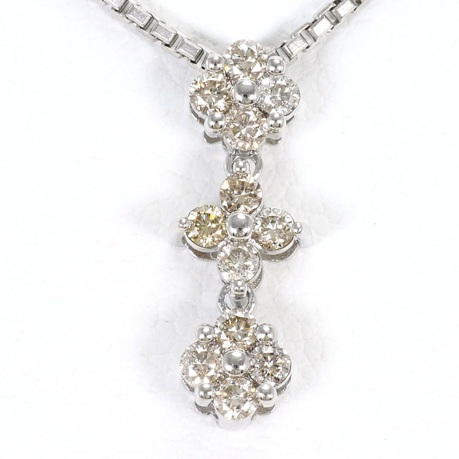 Platinum 850 Platinum 900: Platinum 850 Platinum 900 Platinum 850 and 900 chains are crafted from high-quality platinum metal, offering a luxurious and durable finish. This necklace features a 0.20ct diamond pendant, carefully