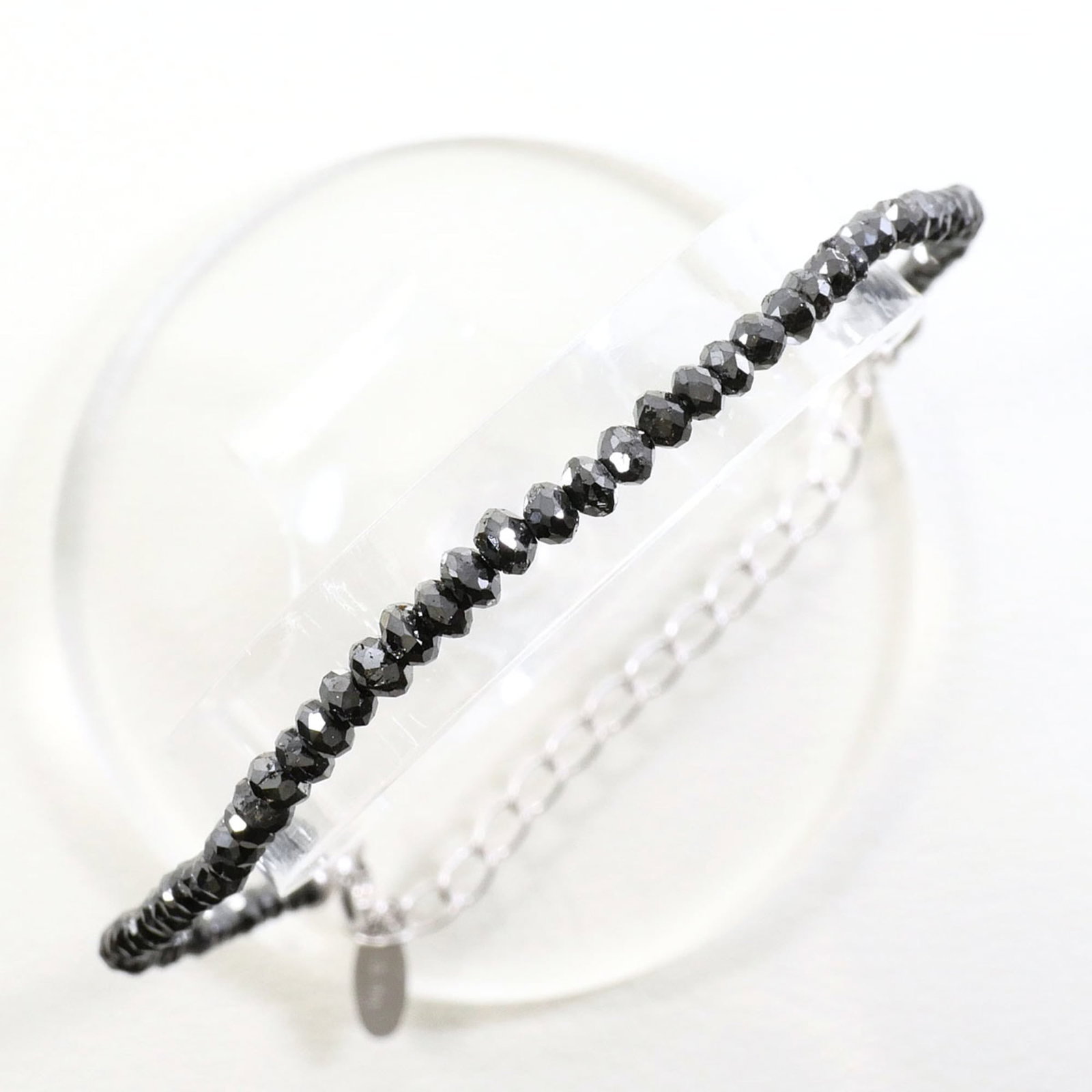 Charm Bracelet White Gold (18K): Charm Bracelet White Gold (18K) Charm bracelet in 18K white gold, featuring a diamond stone weighing 10.00 ct, and measuring 22cm in length. Made from high-quality white gold, this charm bracelet is i