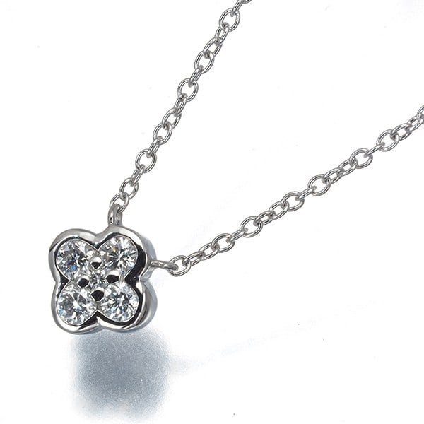 Vendome Necklace Diamond 0.17Ct Flower 950 850 Platinum: Vendome Necklace Diamond 0.17Ct Flower 950 850 Platinum 950 platinum flower-shaped pendant featuring a 0.17ct natural diamond, crafted with attention to detail and precision. This elegant necklace boa