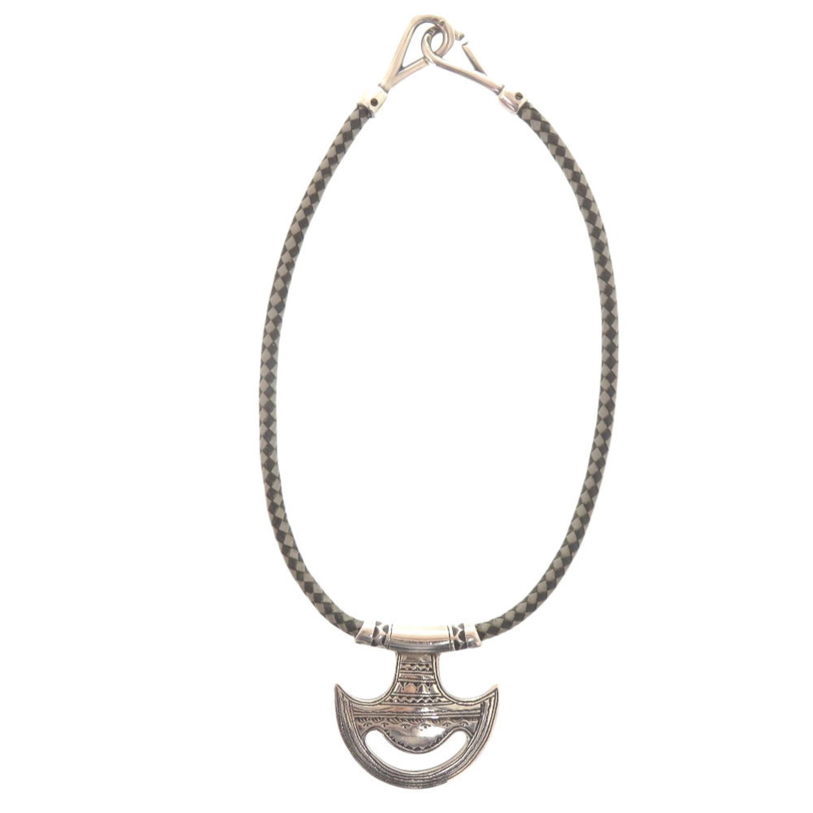 HERMES Leather Silver 925: HERMES Leather Silver 925 Black, gray, and silver 925 leather choker from Hermes, featuring a 40mm x 40mm pendant. Gently used with minor signs of wear, this vintage choker is in very good condition. 