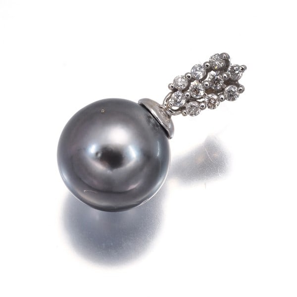 Black South Sea Pearl 10.5Mm Diamond 0.12Ct Solitaire Pendant 18K Wg: Black South Sea Pearl 10.5Mm Diamond 0.12Ct Solitaire Pendant 18K Wg The 18K white gold pendant showcases a stunning 10.5mm South Sea pearl surrounded by a total of 0.12ct diamond, creating a beautifu