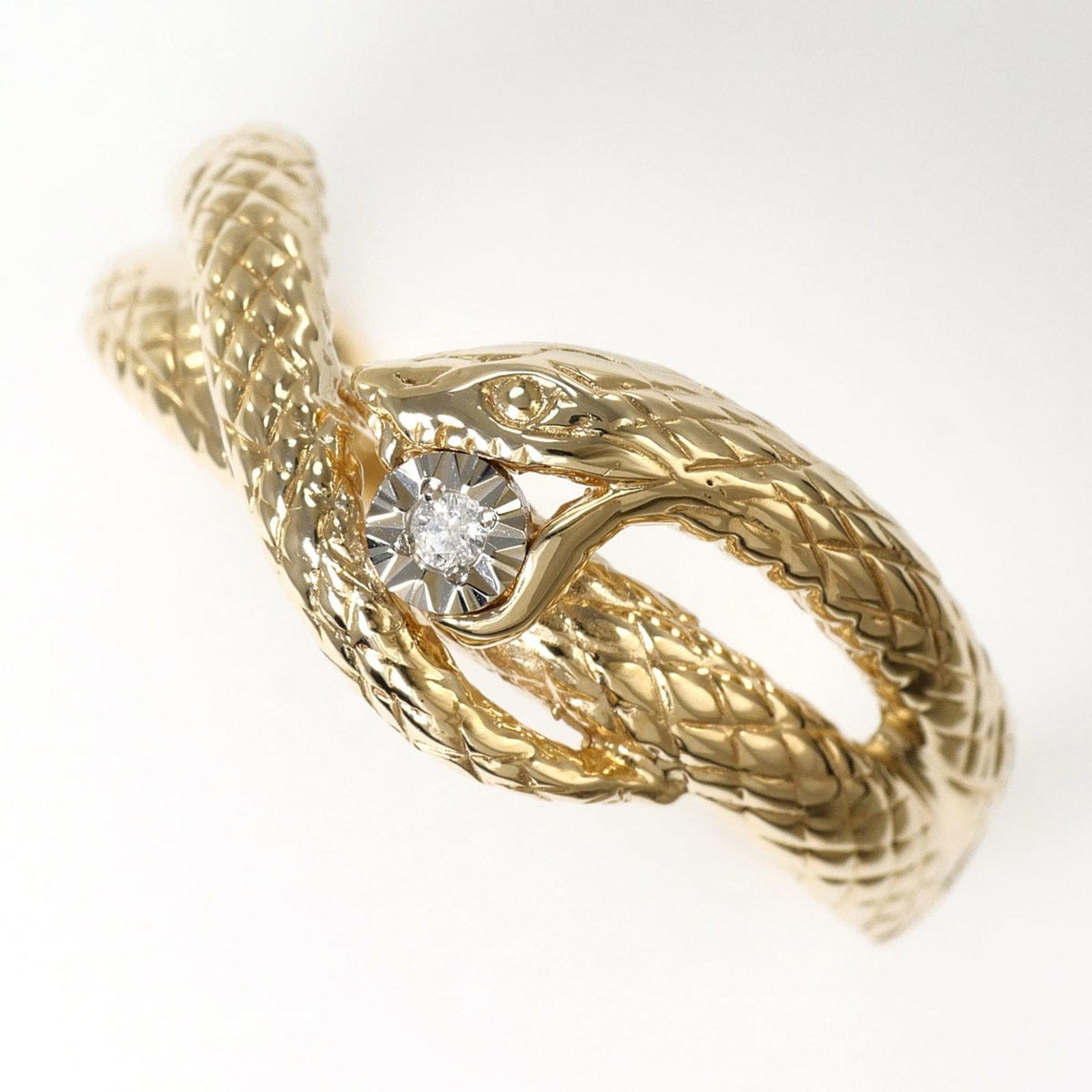 Band Ring White Gold (10K) Yellow Gold (10K): Band Ring White Gold (10K) Yellow Gold (10K) This 10K white gold band ring features a striking combination of white and yellow gold, offering a unique blend of styles. With a US size of 9.5 and a 10mm
