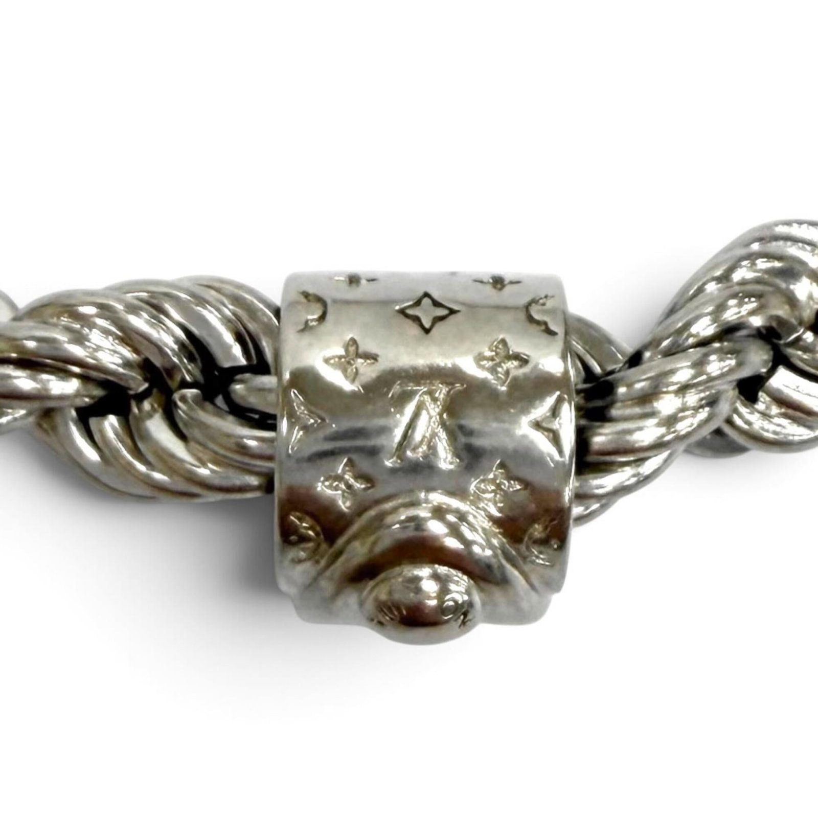 LOUIS VUITTON Silver: LOUIS VUITTON Silver Silver Louis Vuitton necklace with a 50 cm chain and 15mm x 9mm pendant, bearing the MPN M01748, is a stylish accessory for men. The necklace is made of silver and has a very good